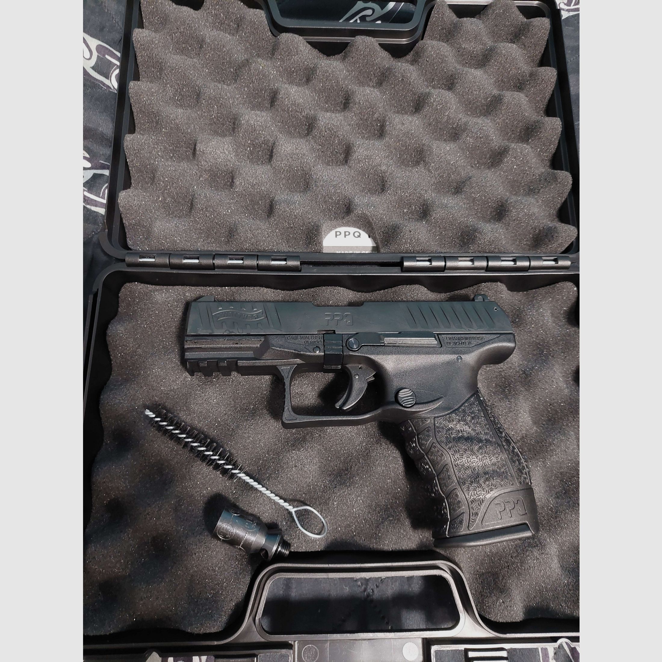 Walther PPQ + Original Walther Pistolen-Holster & 1 Extra Magazin