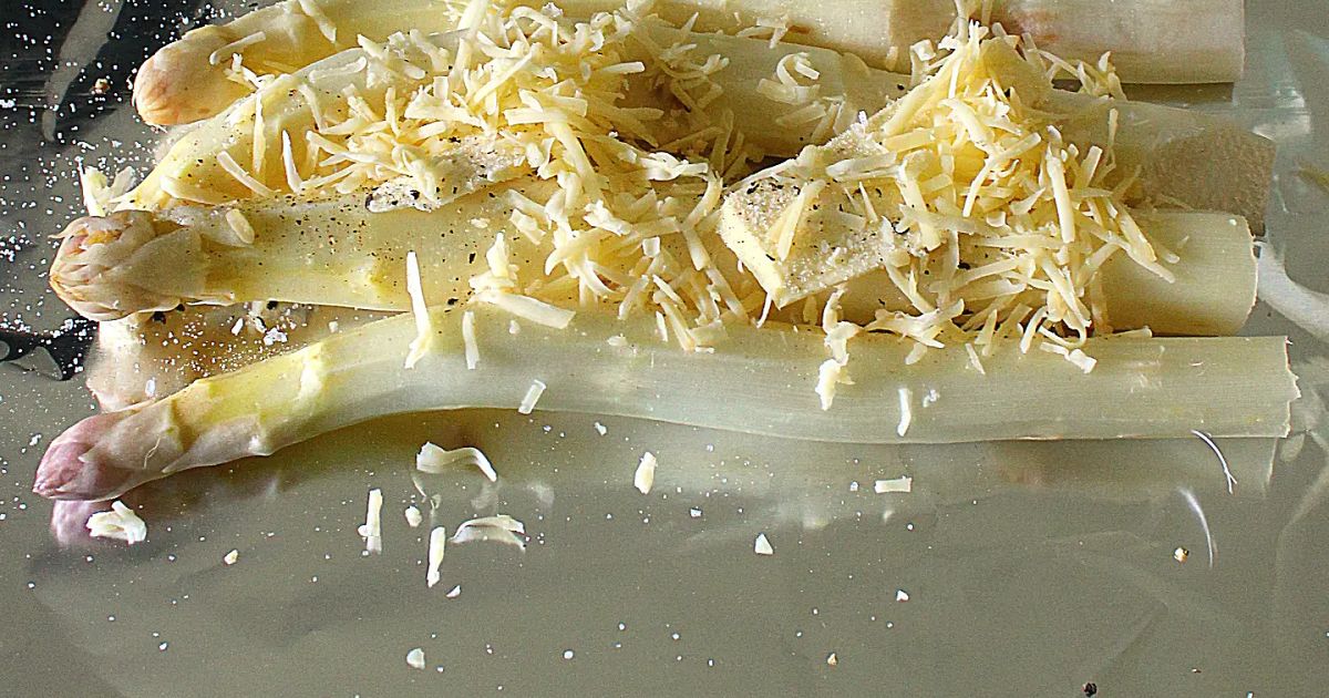 Zwiebel-Käse-Hackrolle mit Kartoffelecken, Spargel &amp; Feta-Zucchini ...