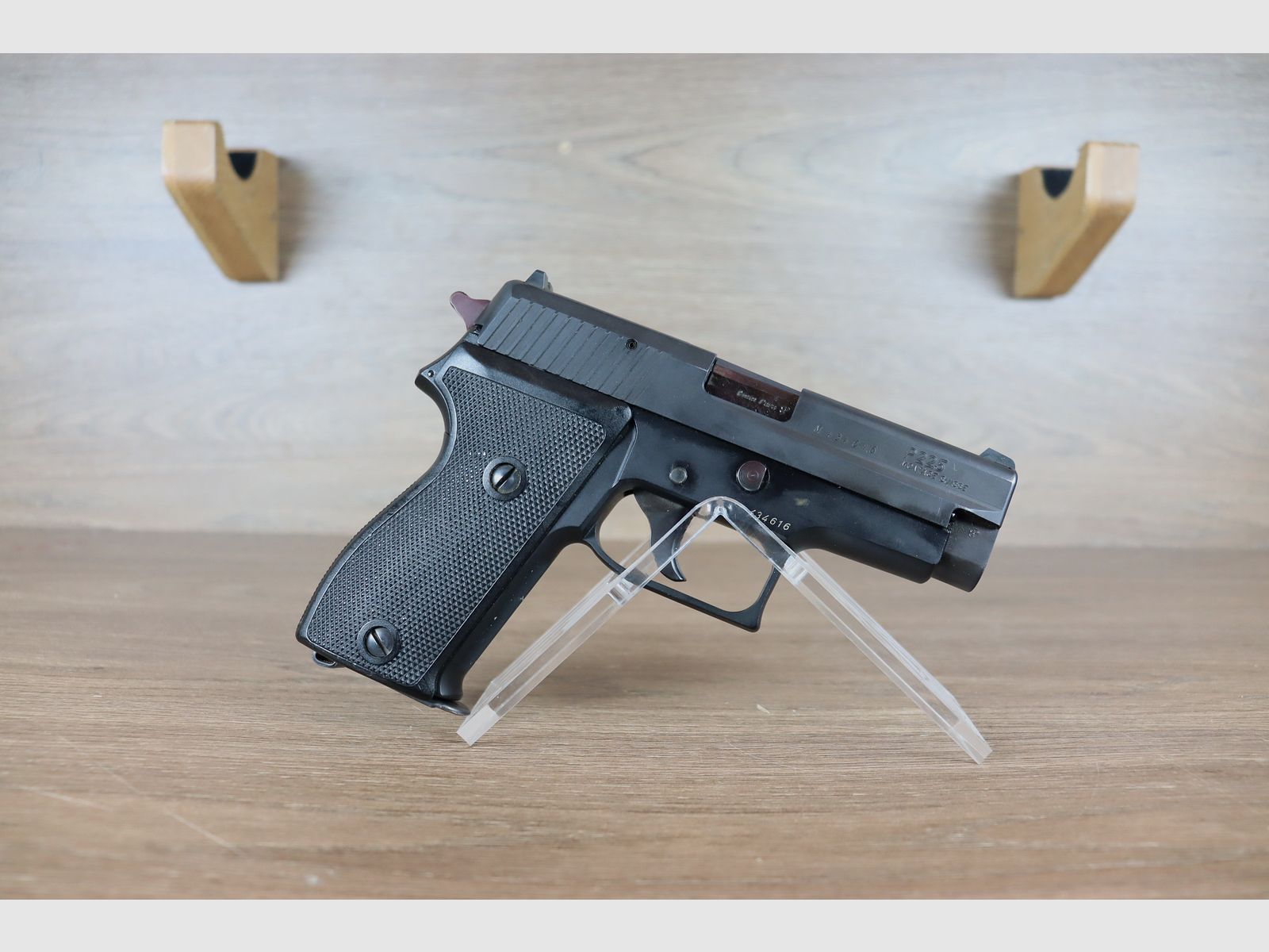 P225, image 1 sur 2