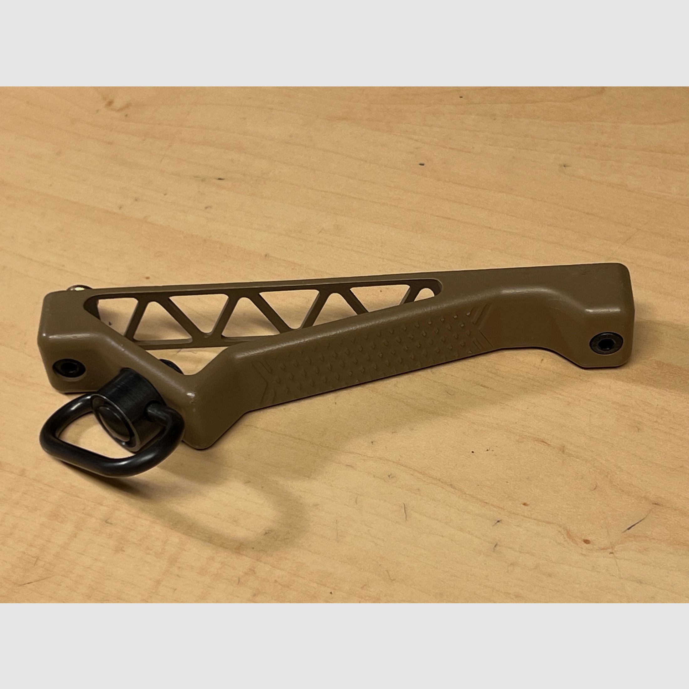 Grip frontal para Airsoft versión de aluminio en ángulo en Dark Earth Key - tipo MOD 5