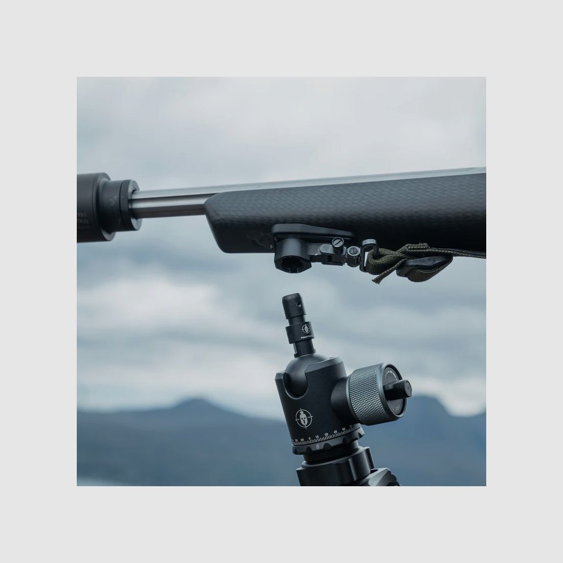 Spartan Precision Equipment Ascent Tripod™ Gen 2 Woodland mit Davros Pro Head™ und Trekkingstockgriffen