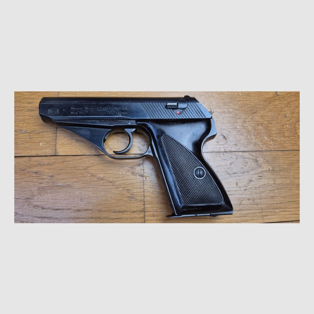 Schöner Mauser Pistol Modell HSC – Seltene Mauser-Herstellung unter französischer Besatzung – In 7,65mm und acht Schuss – 1945 – Mindestens ebenso seltene originale Fantasie-Hülle – Sehr guter ästhetischer und mechanischer Zustand – TBE+/ TBE++, Bild 2 von 19
