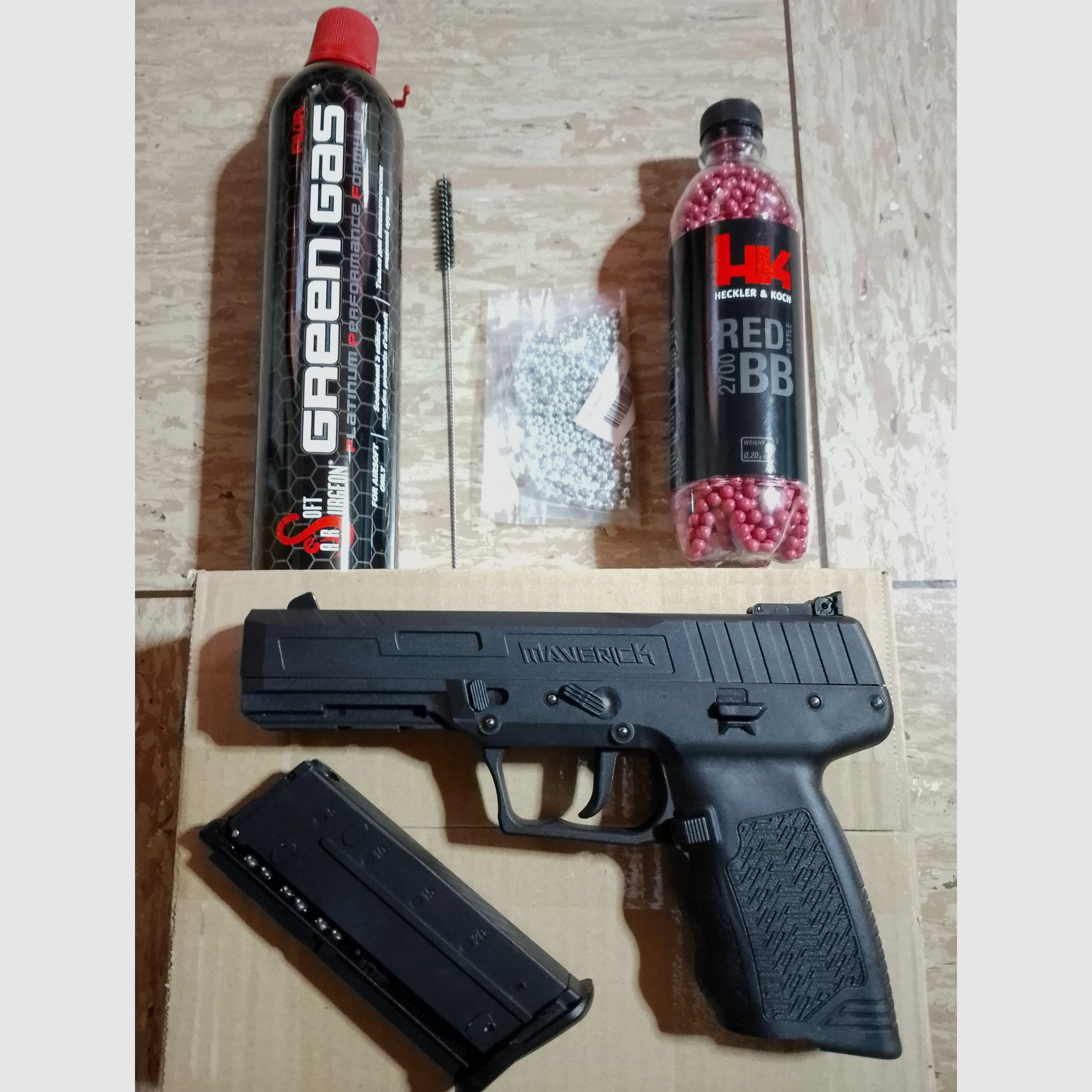 Kli Maverick GBB Gas Blow Back Pistole mit Zubehör Greengas + Stahl und 0,20g H&K BB's im Set neuwertig 