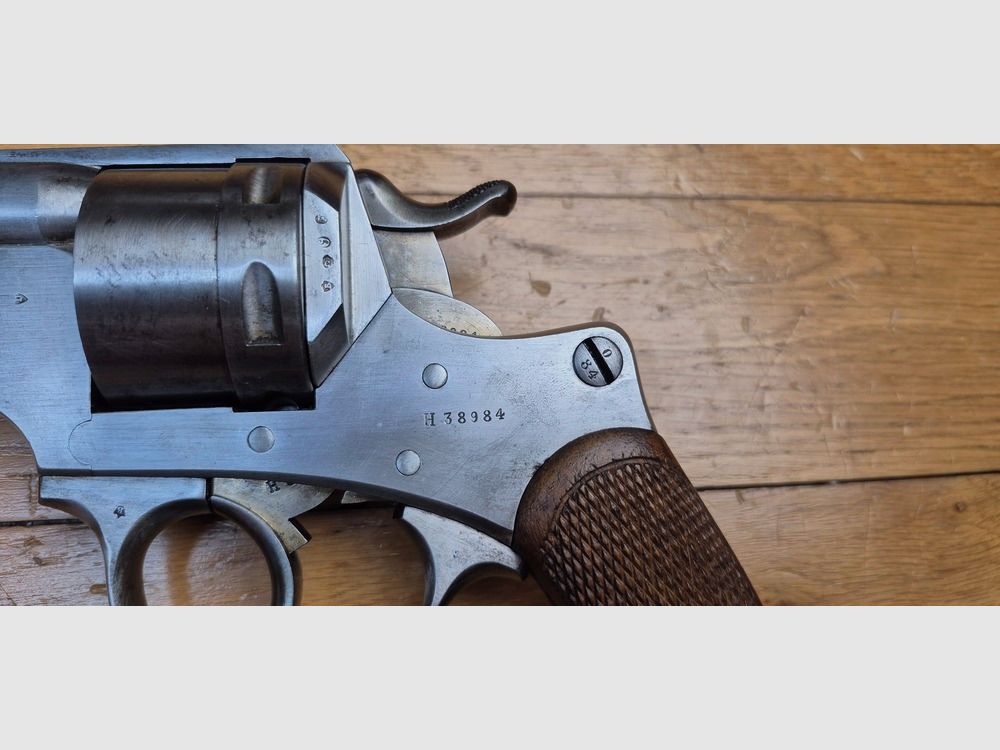Sehr schöner Dienstrevolver Modell 1873 – Kaliber 11mm73 – Vollständig monomatrikuliert – Immer noch original strohgelb nach 145 Jahren! – MAS 1881 – Sehr gute Mechanik, schöner Lauf und schöne Kammern – TBE / TBE+, Bild 19 von 21