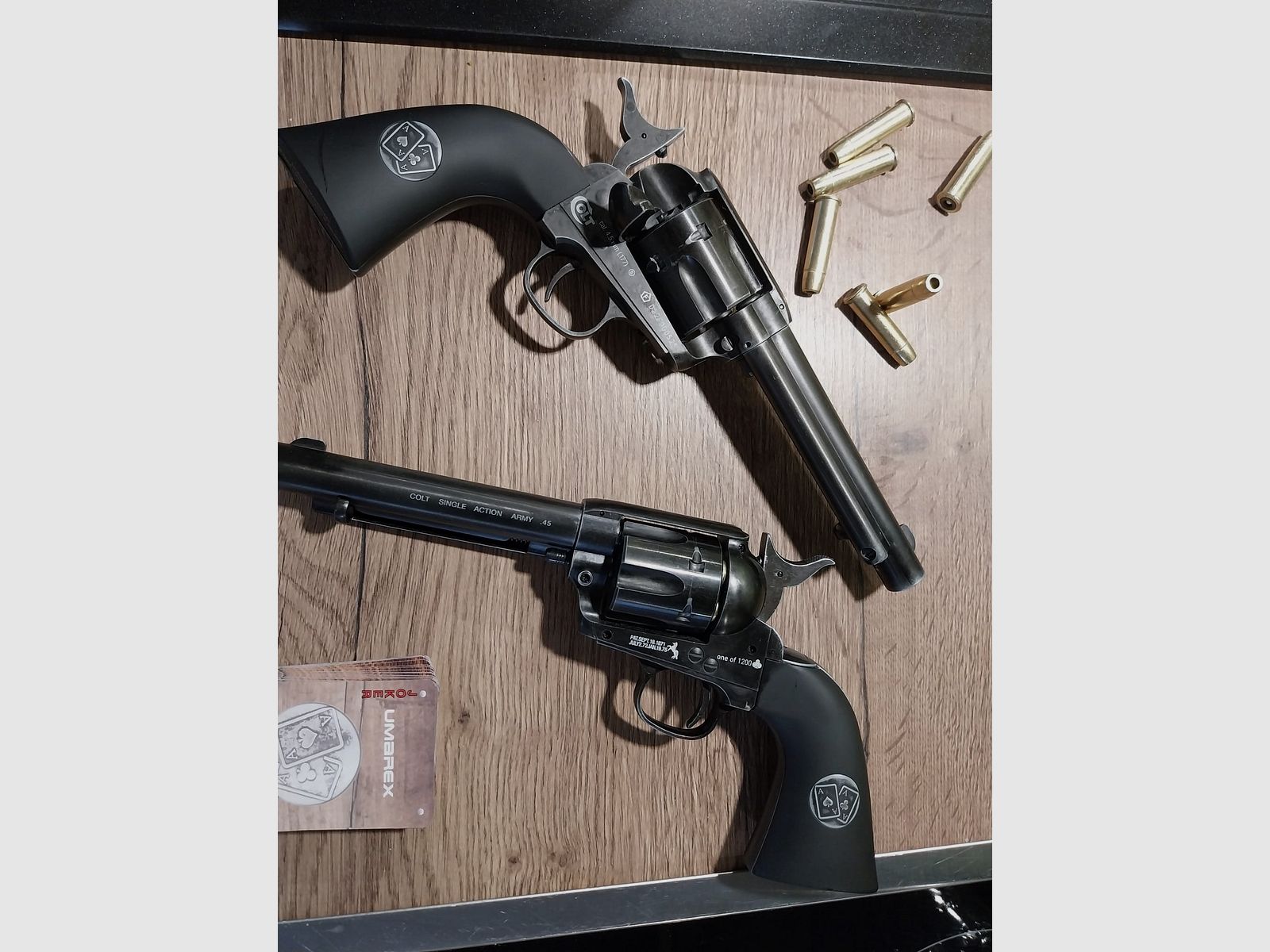 Colt Single Action Army® SAA Double Aces Duel Set - Co2-revolver kaliber 4,5 mm BB (P18) incl. 20 Co2 capsules en 1500 BB's 4,5mm