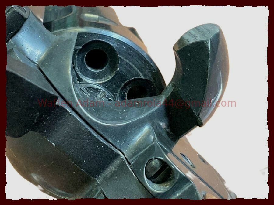 RECK F in het Pentagon SAA Revolver R14