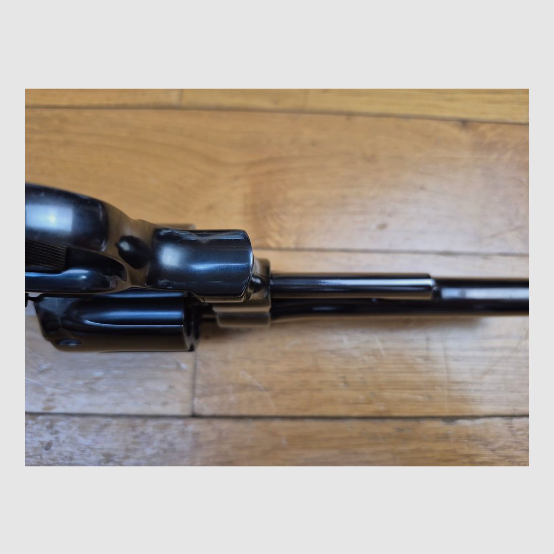 Mythischer Revolver Smith&Wesson Modell M27-2 – Kal. .357Mag – Waffe von 1978 mit 5 Zoll – Qualität und Mechanik, die heute nicht mehr zu finden sind – Revolver des FBI und der Polizei – 5 Zoll gefluterter Lauf – Wunderschöne glänzende schwarze Brünierung – Ausnahmewaffe für Ausnahme-Schützen – TBE++ Quasi neu!, Bild 13 von 28