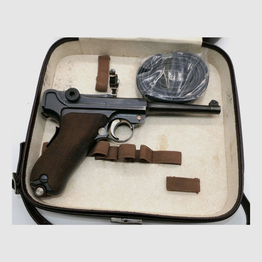 Fabryka broni w Bernie Szwajcarski pistolet ordynansowy Mod.1906/29 w kalibrze 7,65 mm