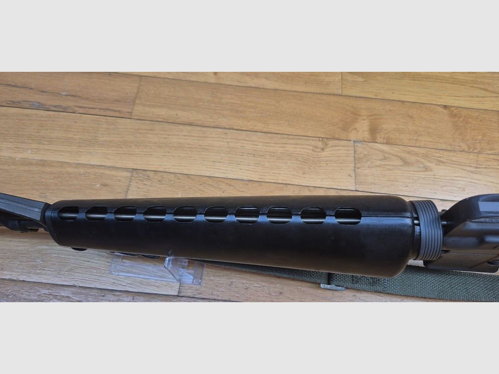Splendide et Rare carabine M16 A1 – Arme réglementaire « US Governement Property » – Fabrication Colt de 1973 ! – Époque guerre du Vietnam – Calibre 5.56 Otan – Arme mythique du XX° siècle – Canon et mécanique parfaits – Excellent état esthétique – TBE++ – – Catégorie A2 – Export EXCLUSIVEMENT, image 27 sur 44