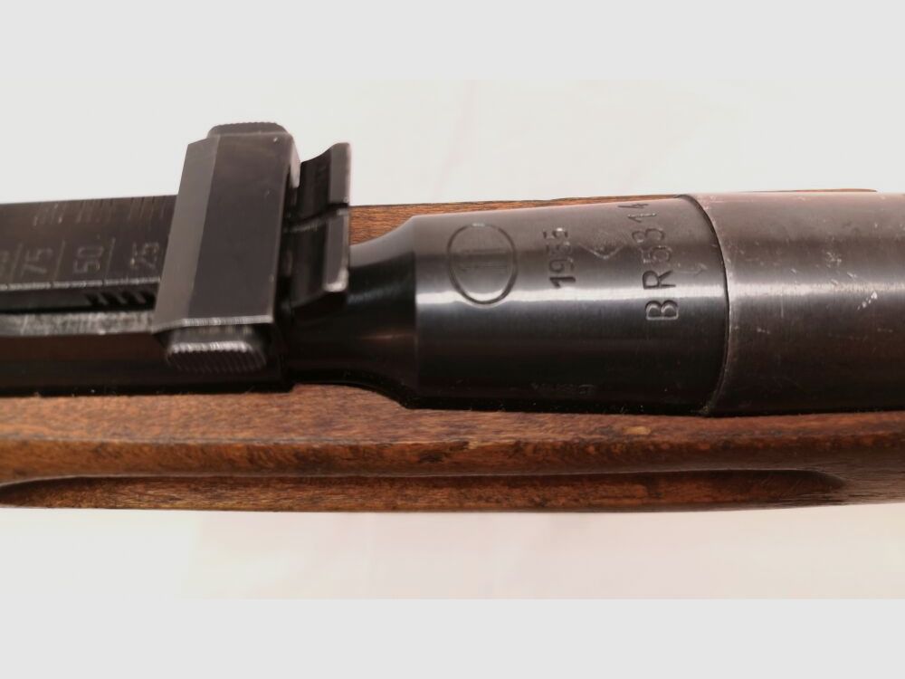 Karabin treningowy Mosin Nagant - karabin treningowy, z numerami zgodnymi, przedni metalowy uchwyt w kolorze brązowym.