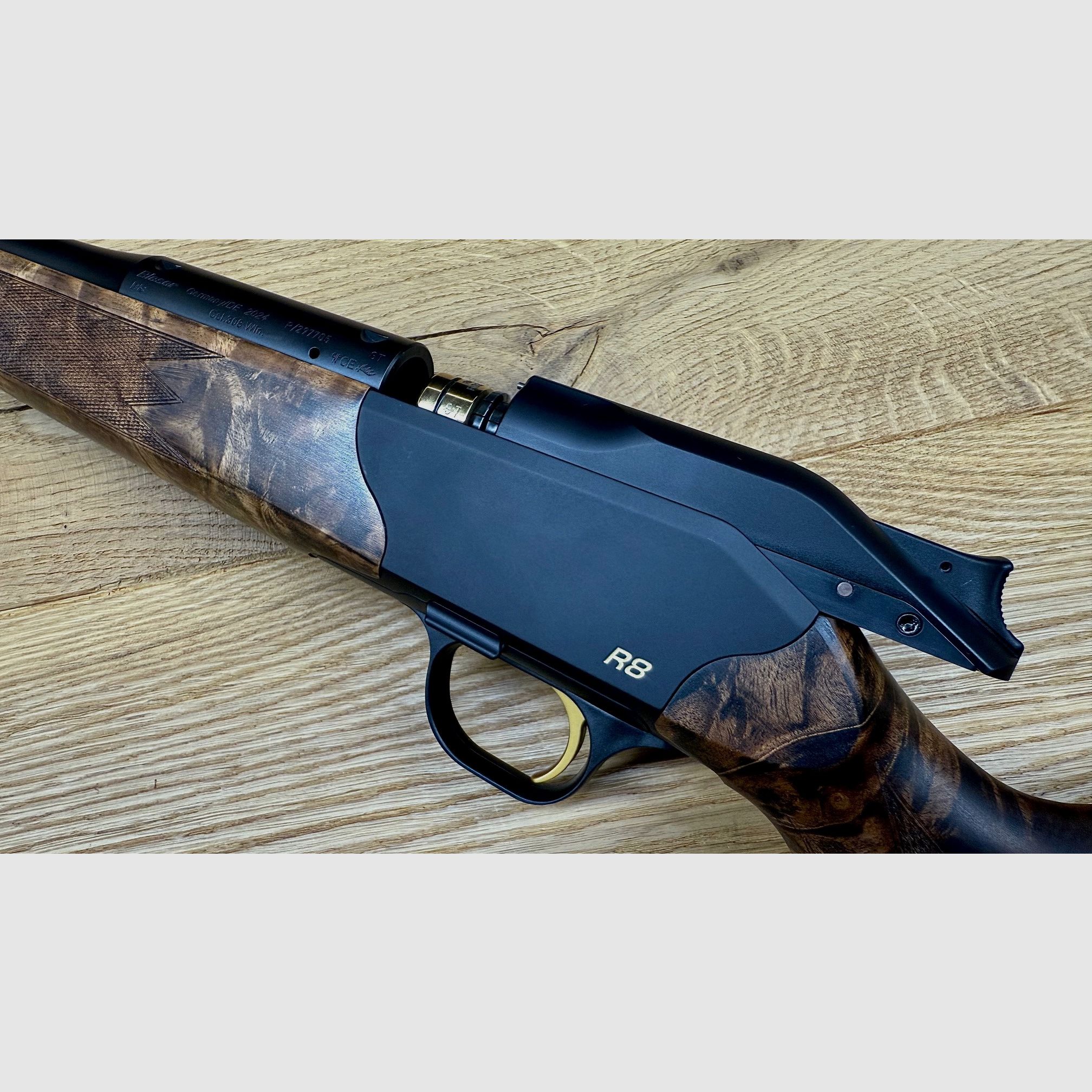 Blaser R8 Custom Schaftholz HK 9-10 / mit vielen Goldelementen / Standardkaliber nach Wahl / TRAUMWAFFE