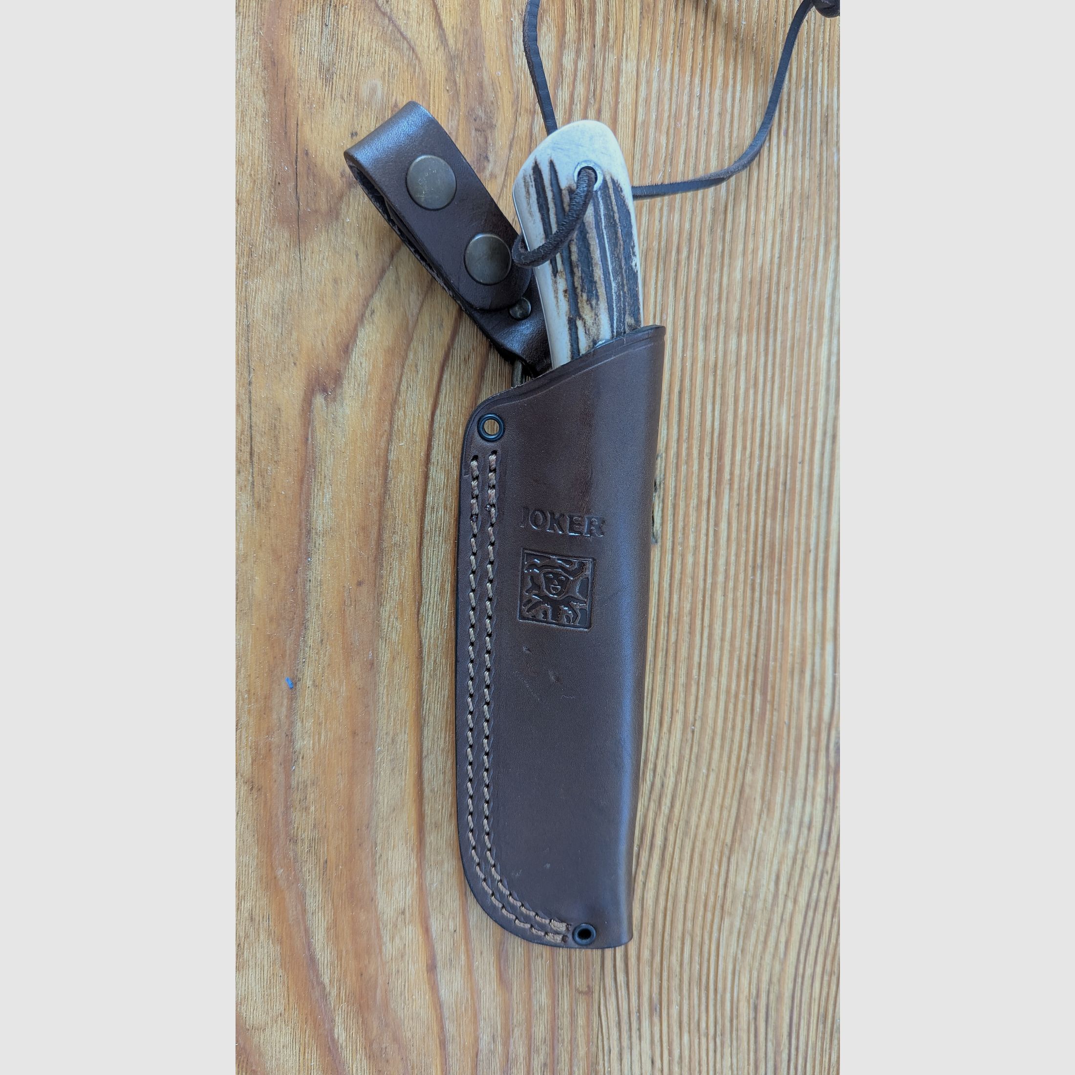 Joker Nessmuk Bushcraft- & Jagdmesser mit Hirschhorngriff und Danglerscheide