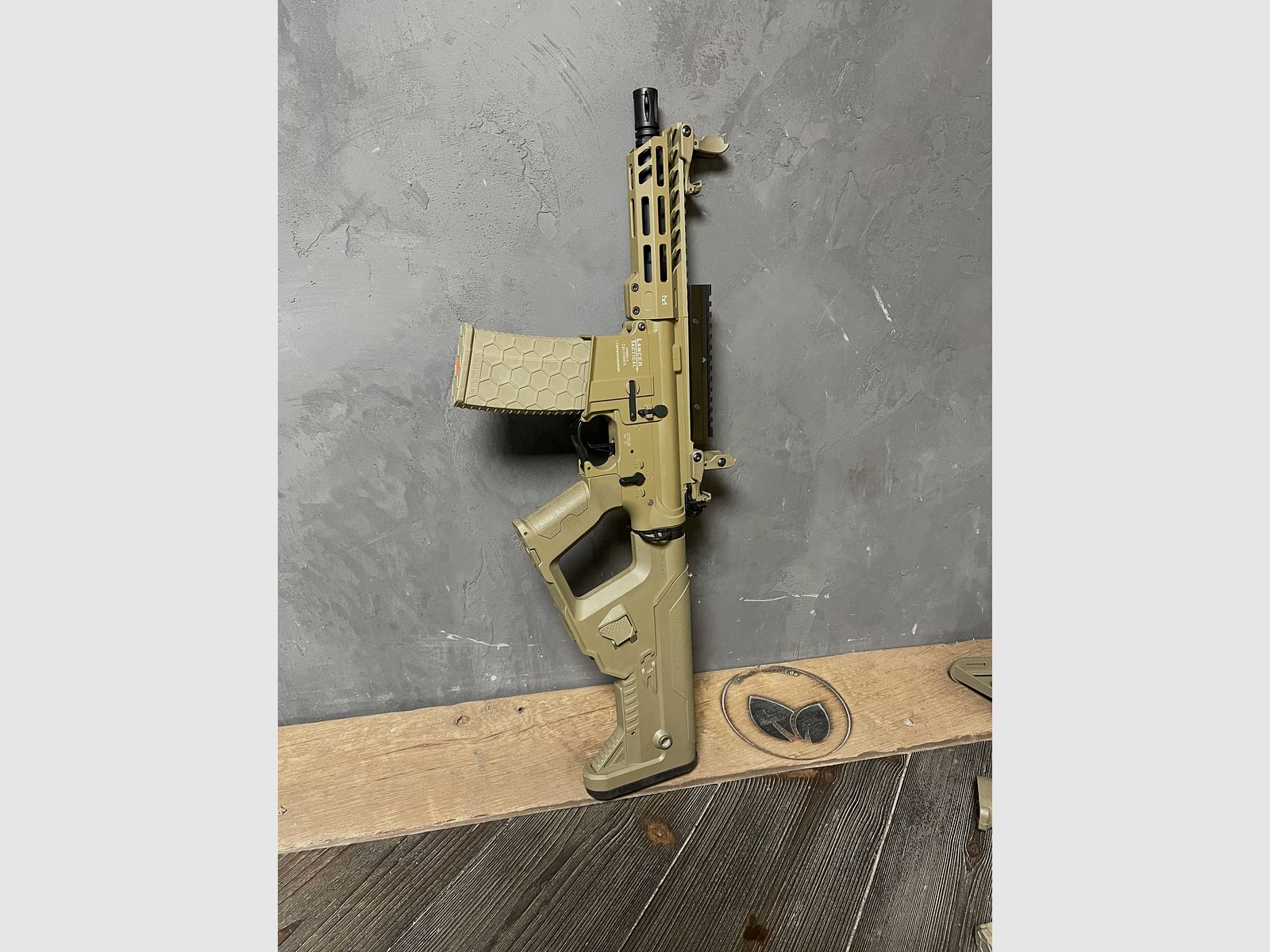 Konvult aus verschiedenen Langarm Waffen Lancer Tactical