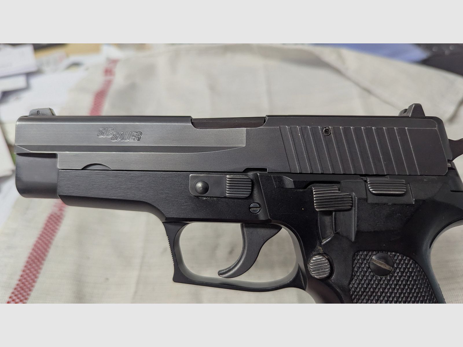 SIG Sauer P226 – 9 mm – buone condizioni fino a molto buone – incluso caricatore e fondina