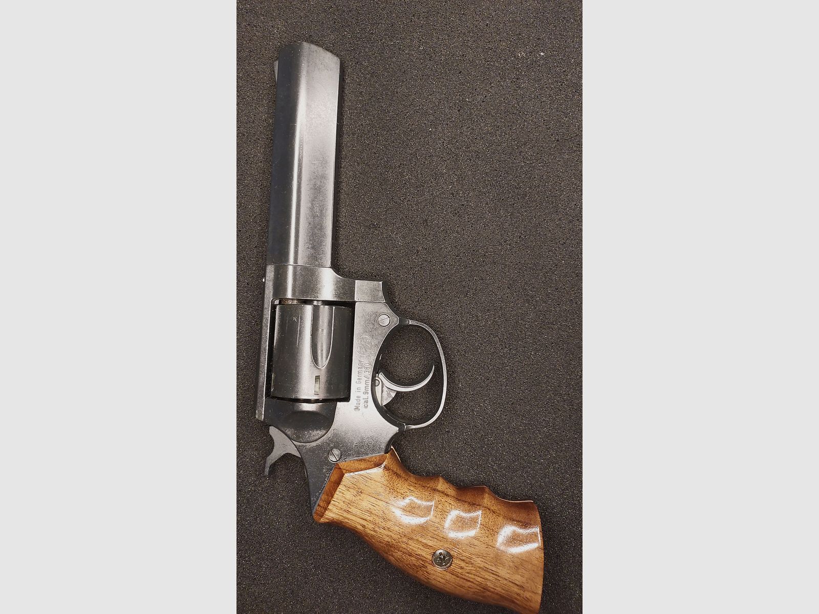 IWG Madlock revólver de detonación, cal. 9 mm R Knall (.380 Knall), PTB 721, "Hecho en Alemania" con funda de hombro de cuero