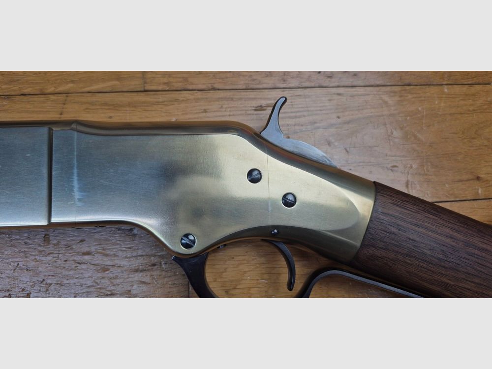 Superba e rara carabina Winchester modello 1866 – Una "Yellow Boy" in una produzione Miroku poco comune dal Giappone – Raro cal. .38 SP/38 speciale – Ricevitore in bronzo/ottone come gli originali – 10 colpi – Meccanica e legno in condizioni nuove o quasi nuove – Eccezionale arma moderna e pezzo raro – TBE+++, immagine 39 di 51