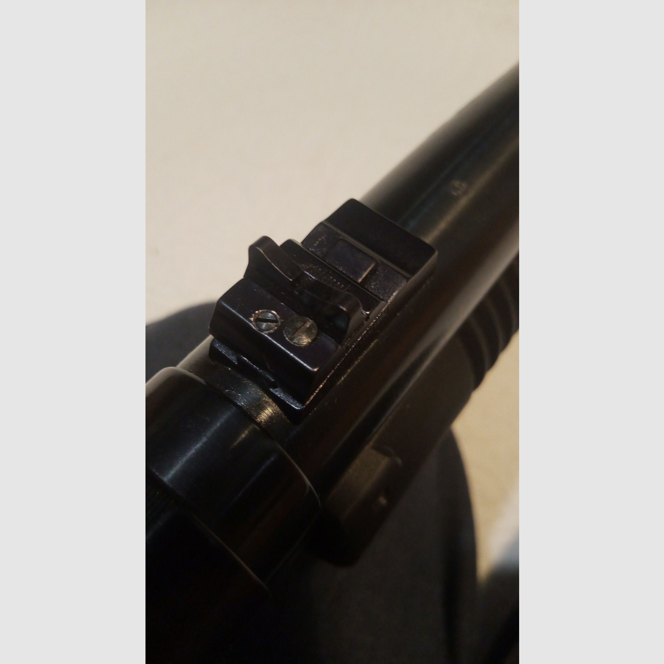 Fucile a ripetizione con calcio anteriore Mossberg Maverick 88 con mirino regolabile nero e portazione della canna usato LL 60cm nel calibro 12/76 Cat. B