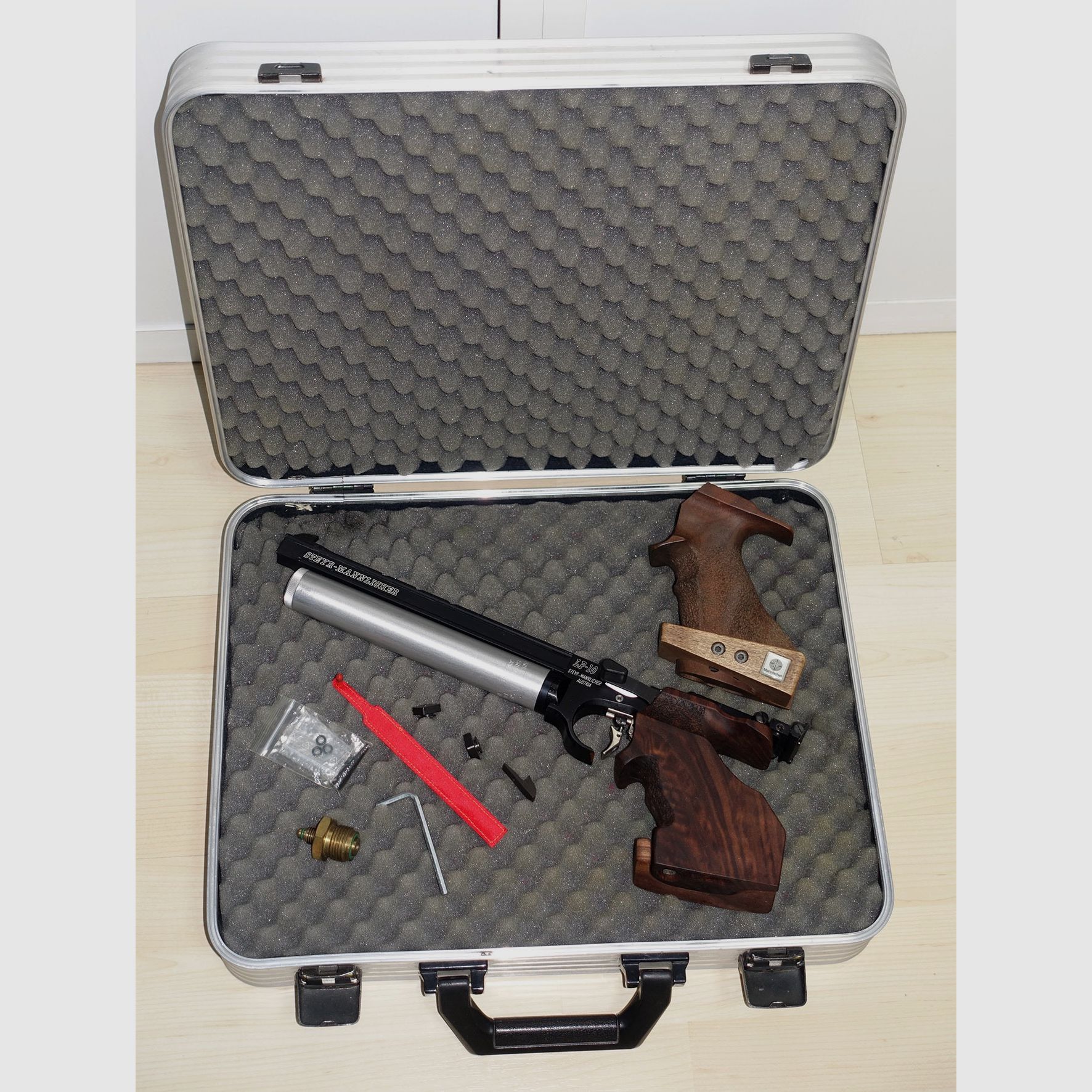 Steyr LP10 Pistolet meczowy na sprężone powietrze / Lewa lub prawa ręka