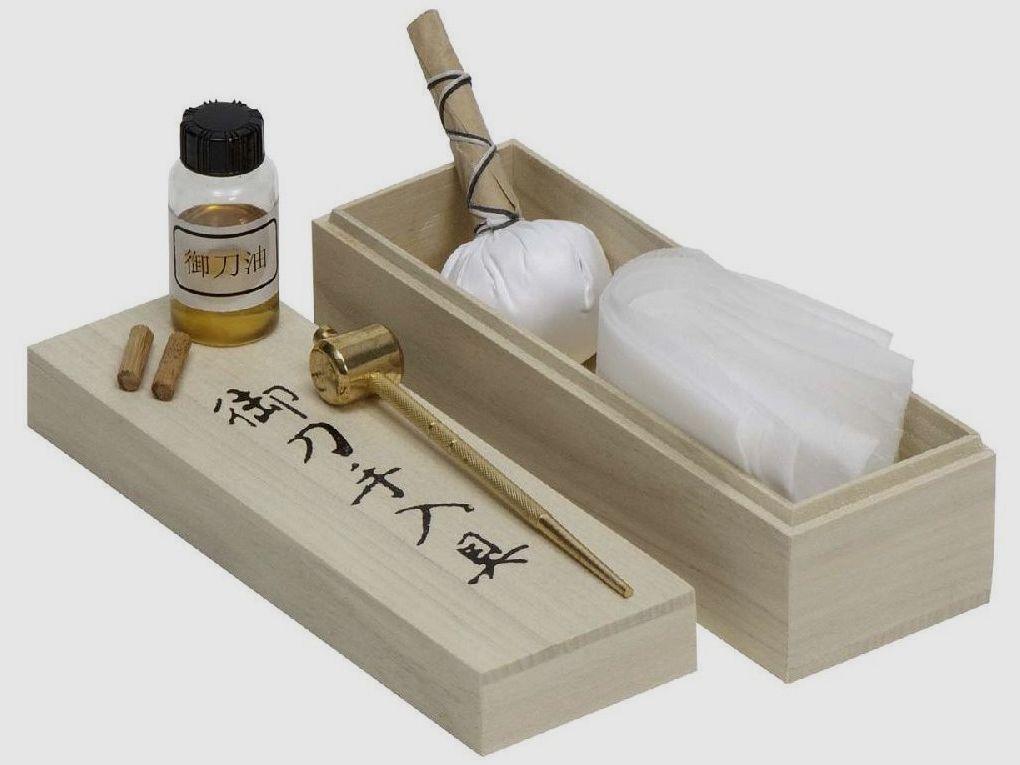 Pflegeset in Holzkiste mit Hammer