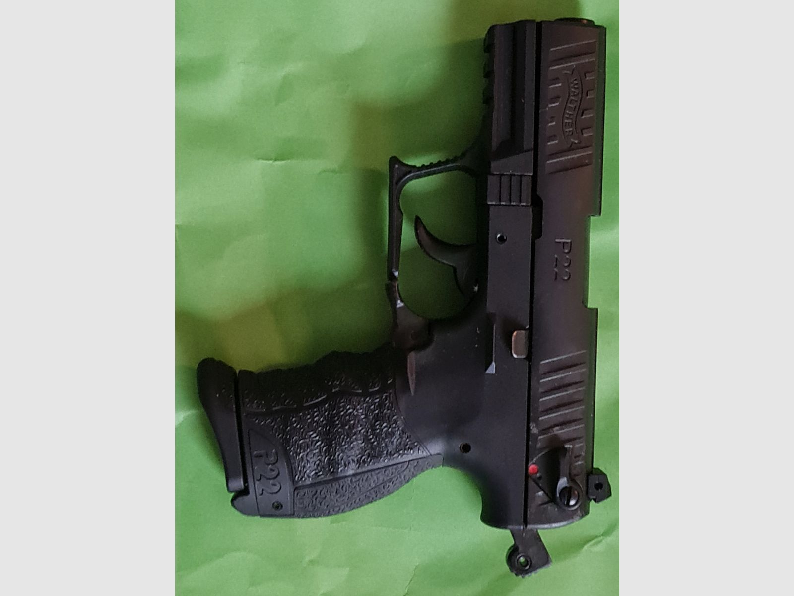 Walther P22Q 9 mm P.A.K. Pistola – pistola a salve compatta con design ergonomico La Walther P22Q 9 mm P.A.K. è una replica precisa della nota serie Walther P22Q e si rivolge a chi cerca una pistola a salve compatta, ergonomica e versatile. La sua struttura combina un design autentico con una costruzione funzionale. Sistema di sicura orientato alla sicurezza La P22Q offre una doppia sicura e una singola sicura, che permettono una gestione flessibile e sicura. L’uso è intuitivo per diversi utenti e supporta un utilizzo controllato in varie situazioni. Il caricatore da 7 colpi garantisce una prontezza costante. Design ergonomico per una gestione precisa Il pulsante di sgancio caricatore ambidestro facilita l’accesso sia per destrorsi che per mancini. Il dorso impugnatura intercambiabile in..., immagine 1 di 4