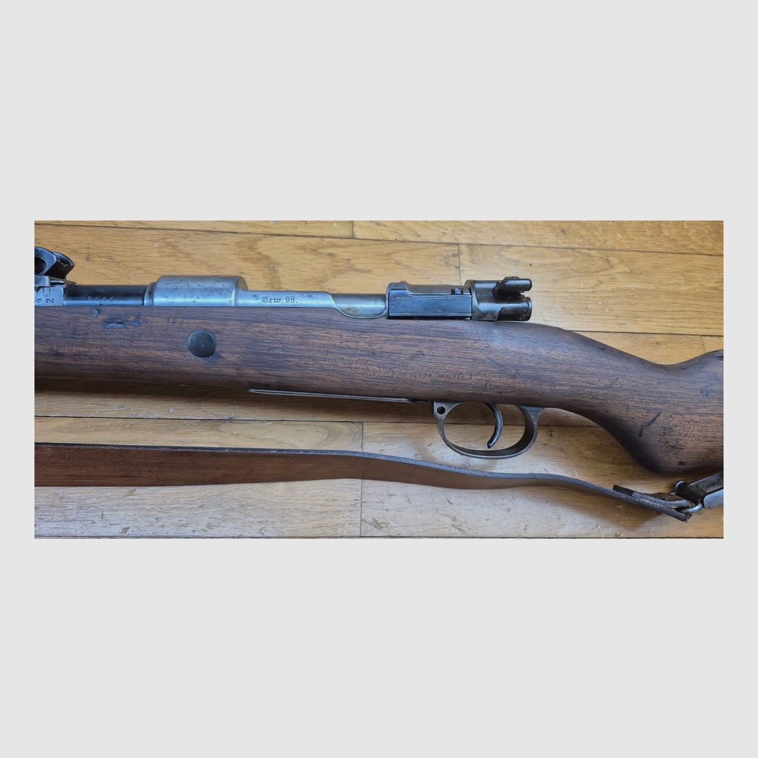 Wunderschönes Gewehr G98 – Gewehr 1898 – Arsenal Spandau 1900 – Originalkaliber 8×57 IS – Vollständig monomatrikuliert außer der konformen Reinigungsstange – Original braune Lederriemen – Prestigeträchtige Zuordnung zum 1. Grenadier Kronprinz „1. R. 4. 150.“ – TBE+, Bild 27 von 31