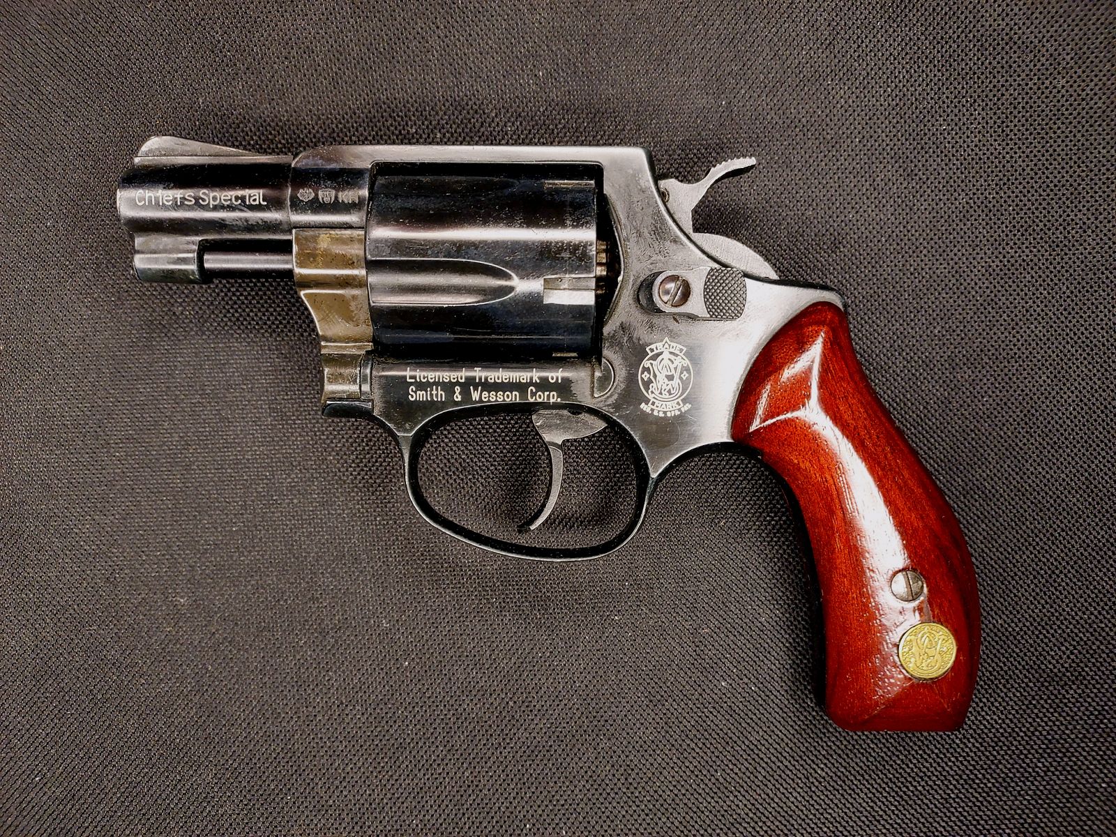 Smith & Wesson Chiefs Special revolver a salve calibro 9mm R.K. brunito (PTB 794) con impugnature in legno