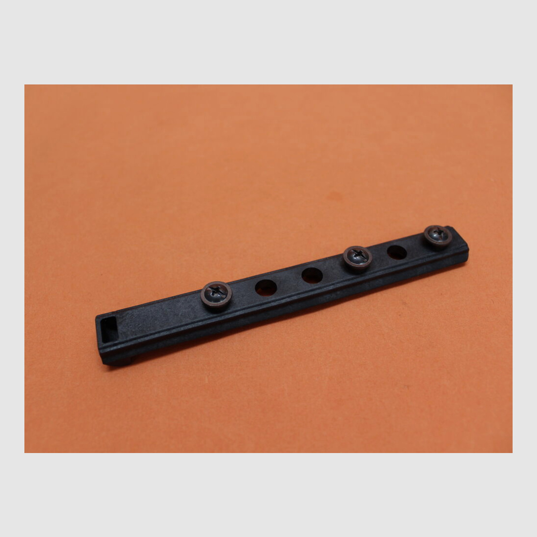 CAA Tactical AR-15: Riel Picatinny TDI Polímero Negro (PR-A)/ Distancia entre agujeros del riel Picatinny 19mm/ Ø9,5mm