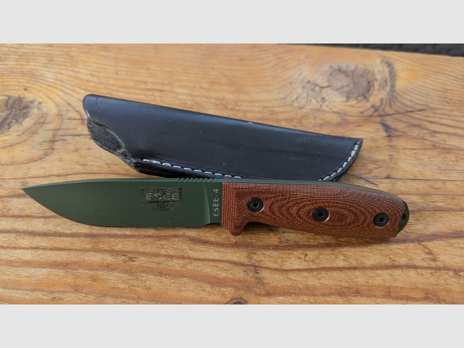 ESEE-4 Bushcraft- & Survivalmes met handgemaakte leren schede