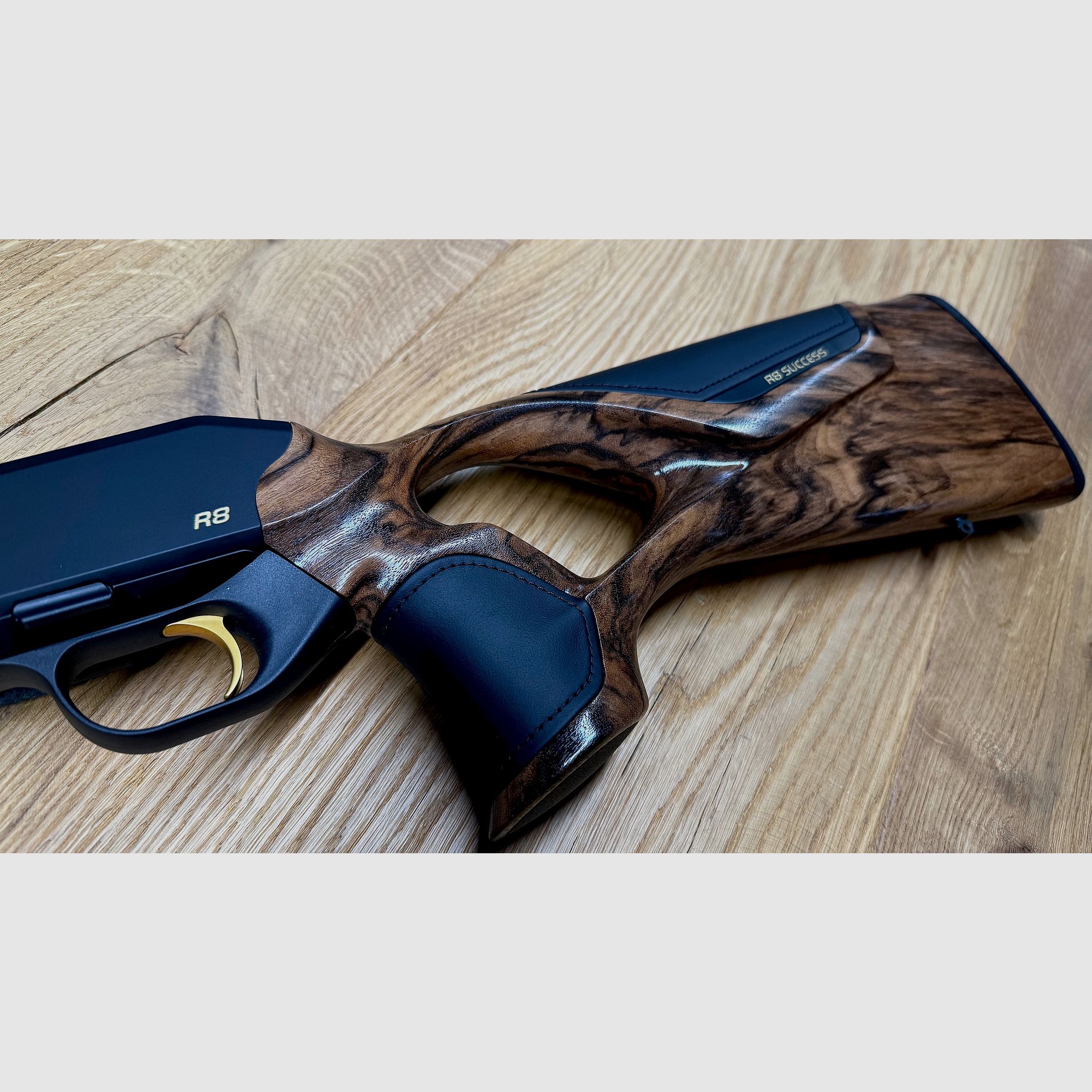 Blaser R8 Success Leder Schaft mit System / Holzklasse 6 / Leder schwarz / Goldelemente
