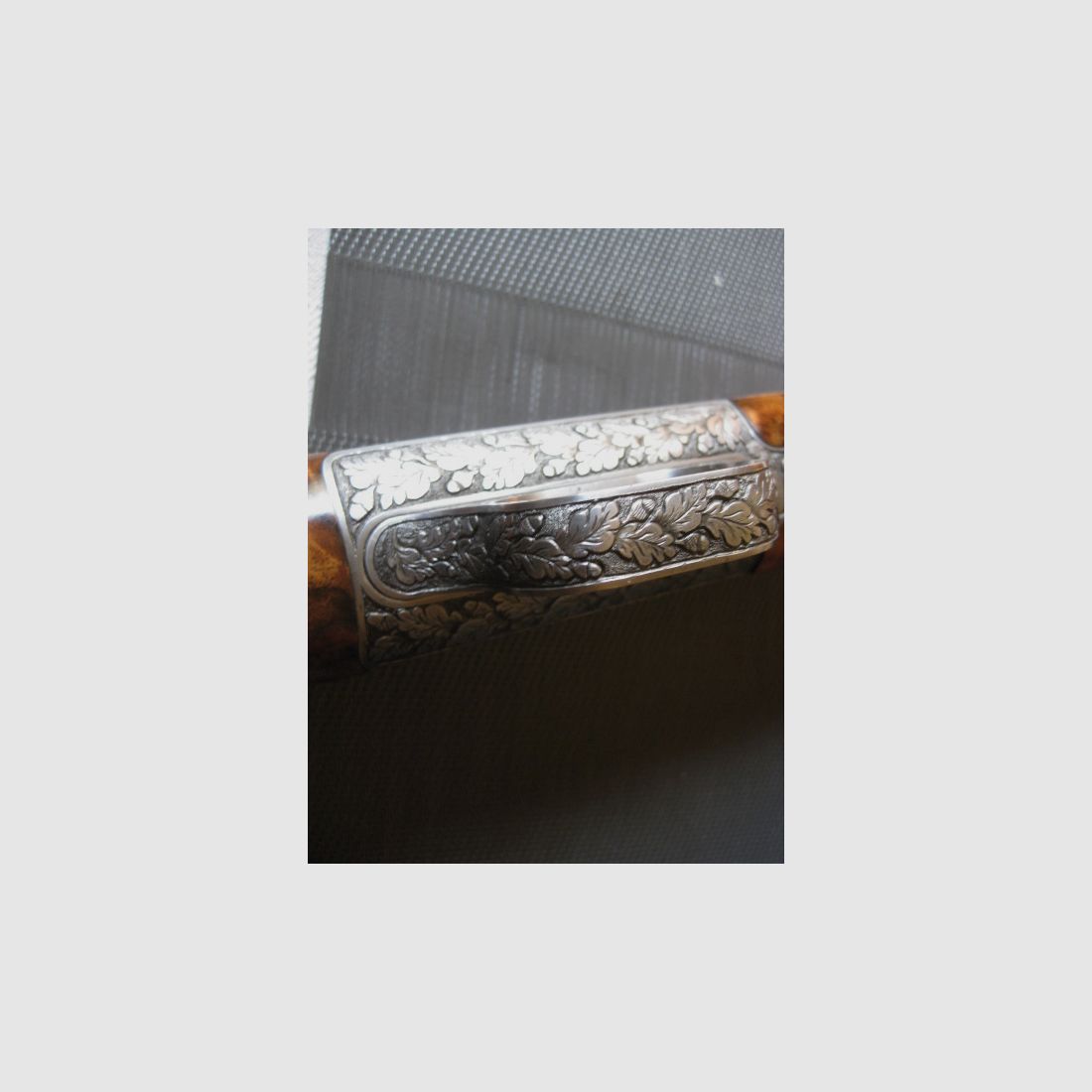 WELTWEIT GARANTIERT EINMALIGES LIEBHABEROBJEKT = Fast neuwertige "Custom STAHLSYSTEM-Komplettierung" mit HANDGRAVUREN für R93, mit Rechtsschaft-Semiweight in Maßanfertigung und Kategorie-11 !! System ist noch eines OHNE Seriennummer !! Inklusive Blaser-Ledergewehrriemen !