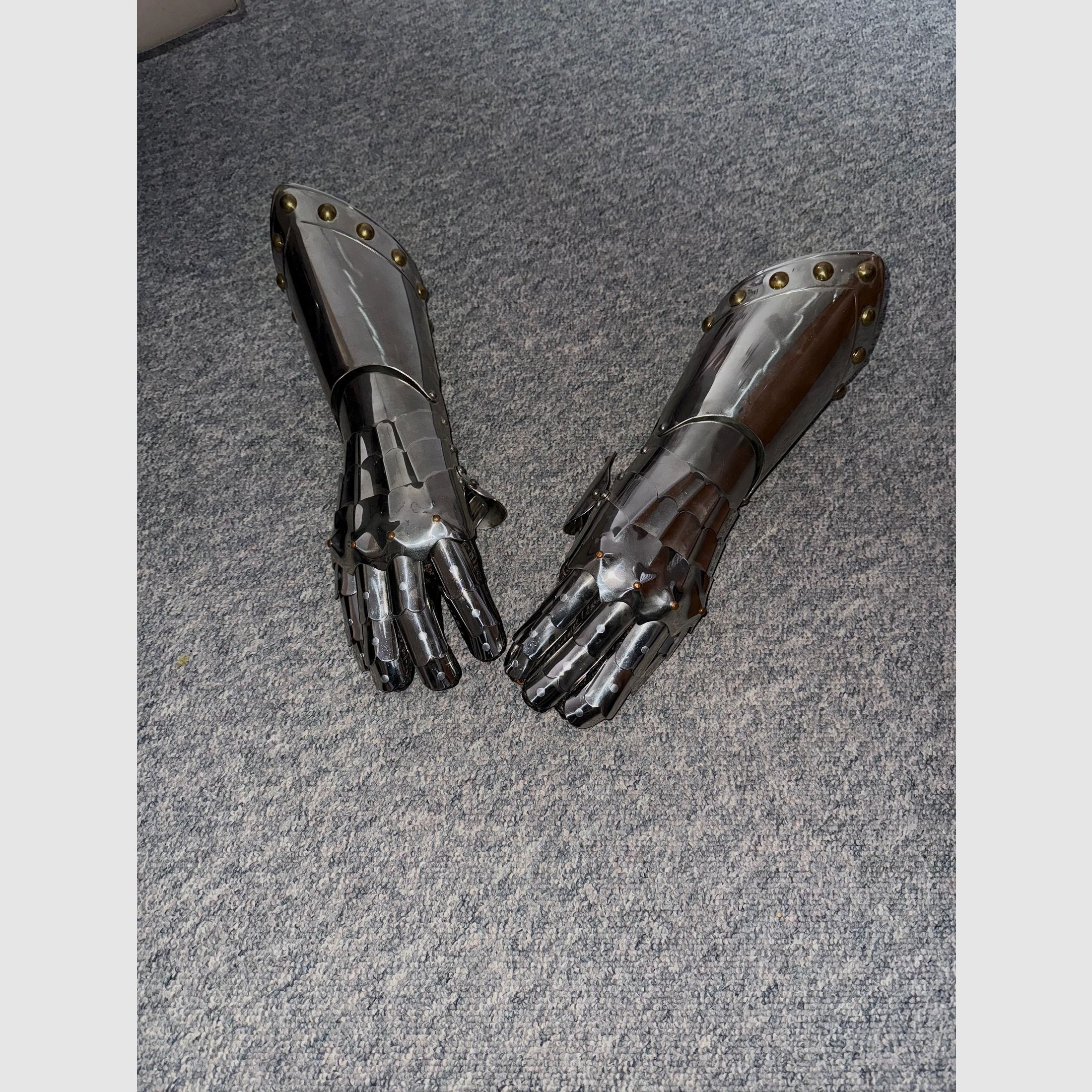 1A gants de chevalier pour le coup de grâce rituel.