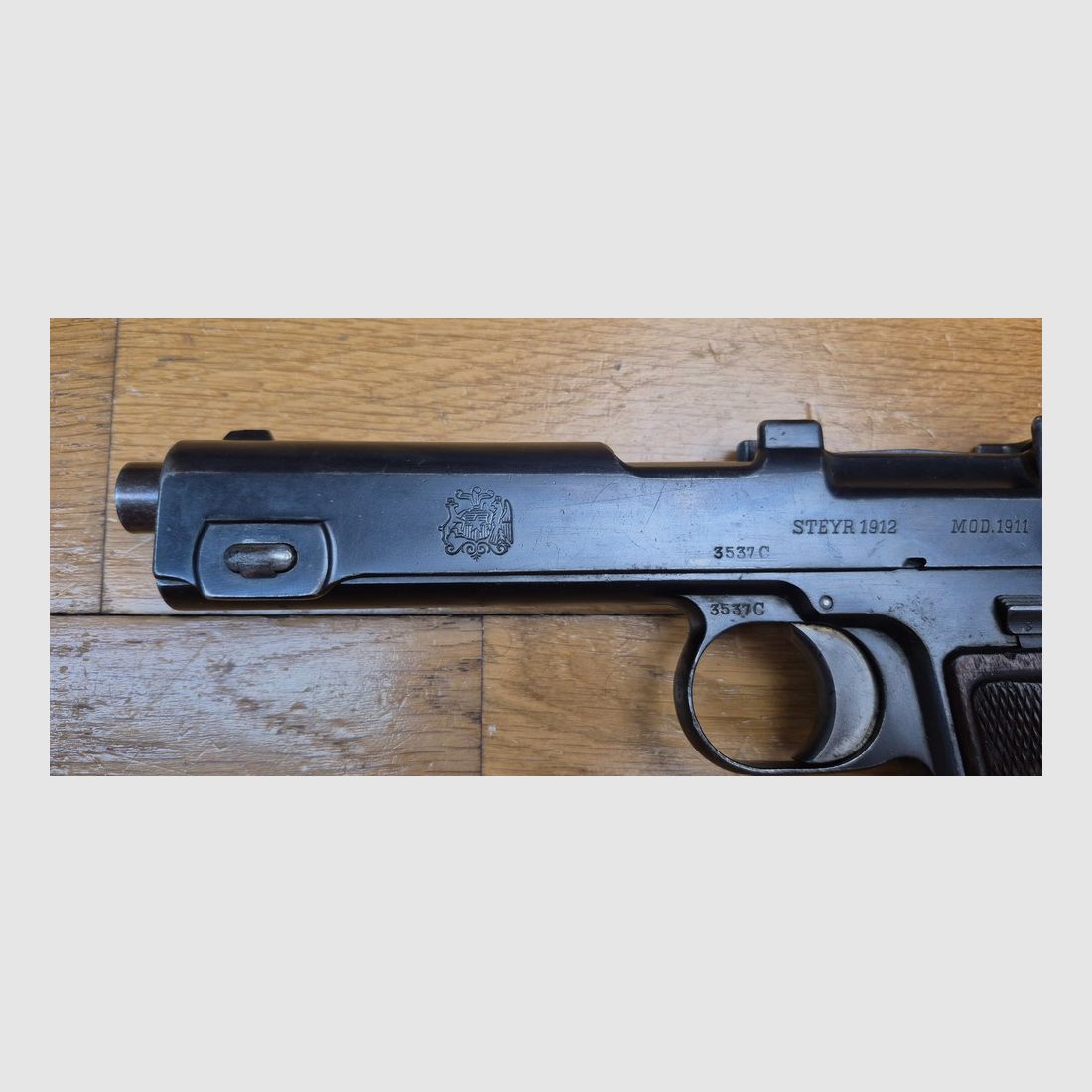 Sehr schöner Steyr Hahn 1911/1912 Pistol – Eines der besten der 1. Weltkrieg – Kal. 9mm Steyr – Chilenische Waffe von 1912 – Vollständig einmatrikel bis zum Magazinboden inklusive – Waffe von österreichisch-ungarischen Aristokraten, die den Zauber Osteuropas versprüht – TBE ++!, Bild 1 von 25