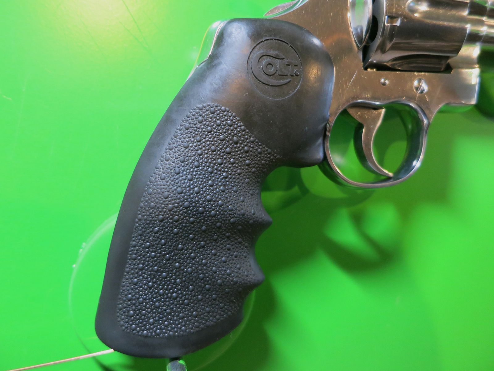 Revolver COLT PYTHON, Acier inoxydable (Poli brillant), .357 Magnum, 4" canon, Poignée de sport en caoutchouc   #25-