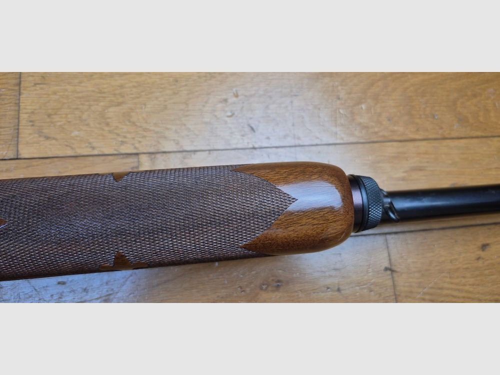 Sehr schönes Remington Pumpgewehr – Mod 870 Wingmaster – Glatter Lauf von 51 cm – Kaliber 12/70 – Kapazität 4+1 (!) erweiterbar – „Luxus“-Fertigungen – Zuverlässige, einfache und legendäre Waffe – Ausgezeichneter Zustand – TBE+/TBE++, Bild 20 von 45