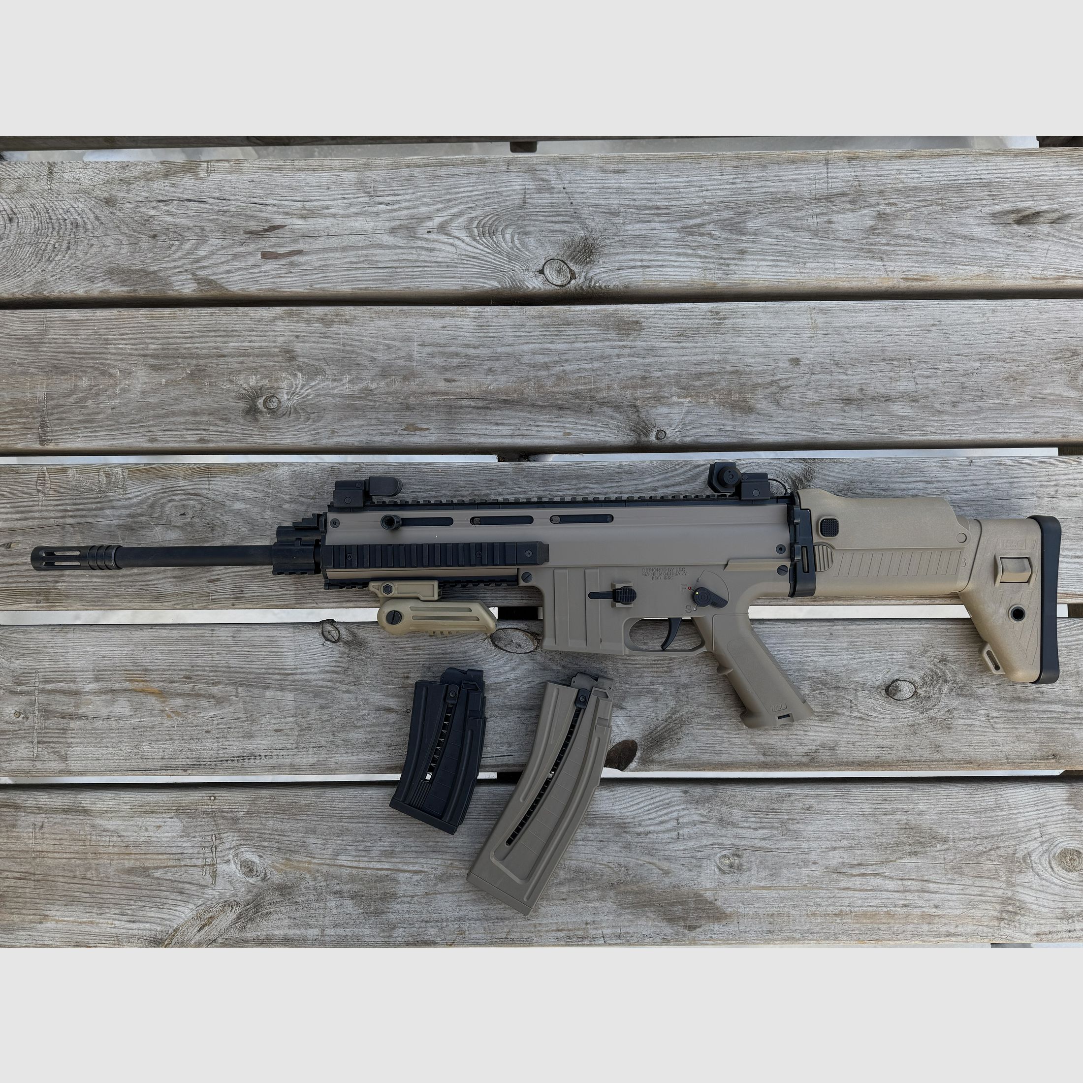 Carabina de auto-carga, ISSC MK22 desierto estándar MFD, .22lr.