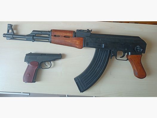 AK47 und Makarov von Denix Dekowaffen.