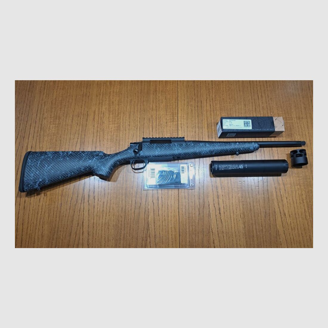 HOWA Repetierbüchse HOWA 1500 Superlite mit Carbonschaft , Schalldämpfer A TEC 45 mit Bremse, Ersatzmagazin