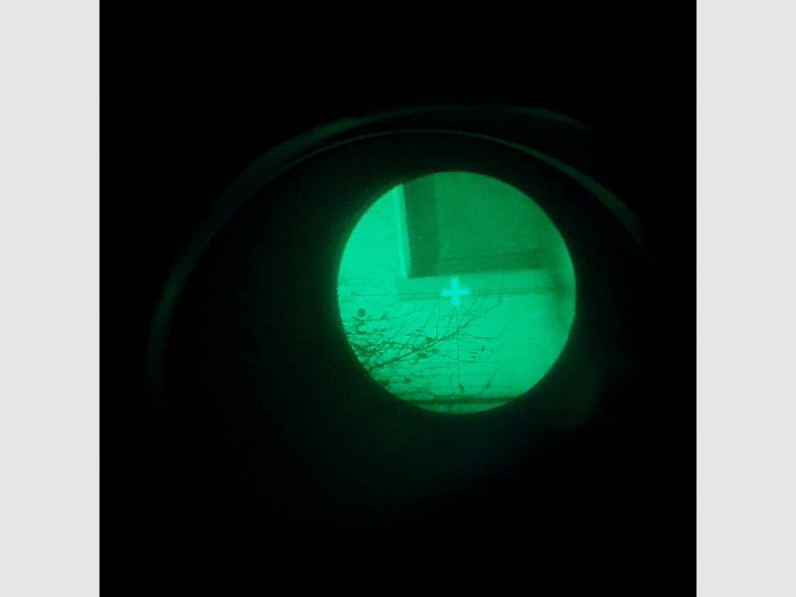 Night vision device residual light amplifier with helmet mount and carrying cap, so for wearing without a helmet