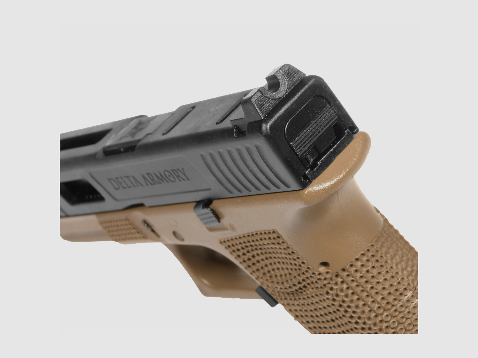 P01 GBB Airsoft Pistole in TAN | Delta Armory