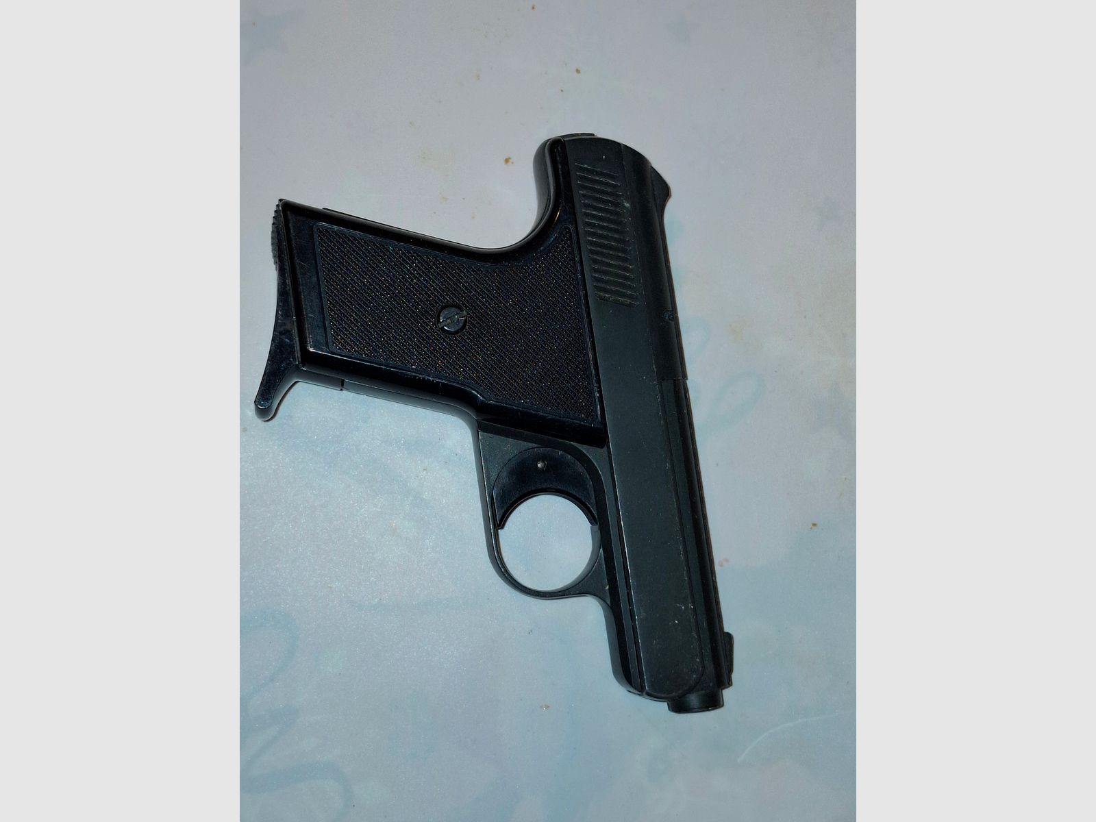 4 pistolets/ revolvers à blanc