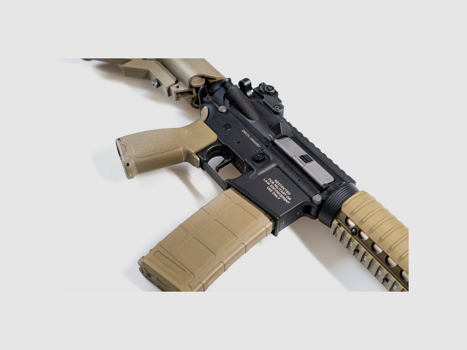 AR15 CQB-R BRAVO EAGLE ETU Delta Armory Tan/Negro S-AEG Rifle Airsoft Libre a partir de 18 Años