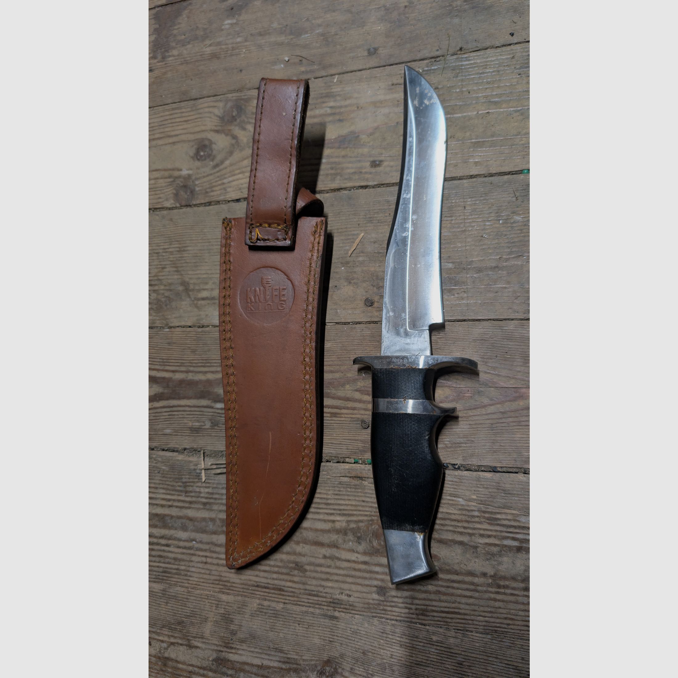 bowie knife made of D2 steel