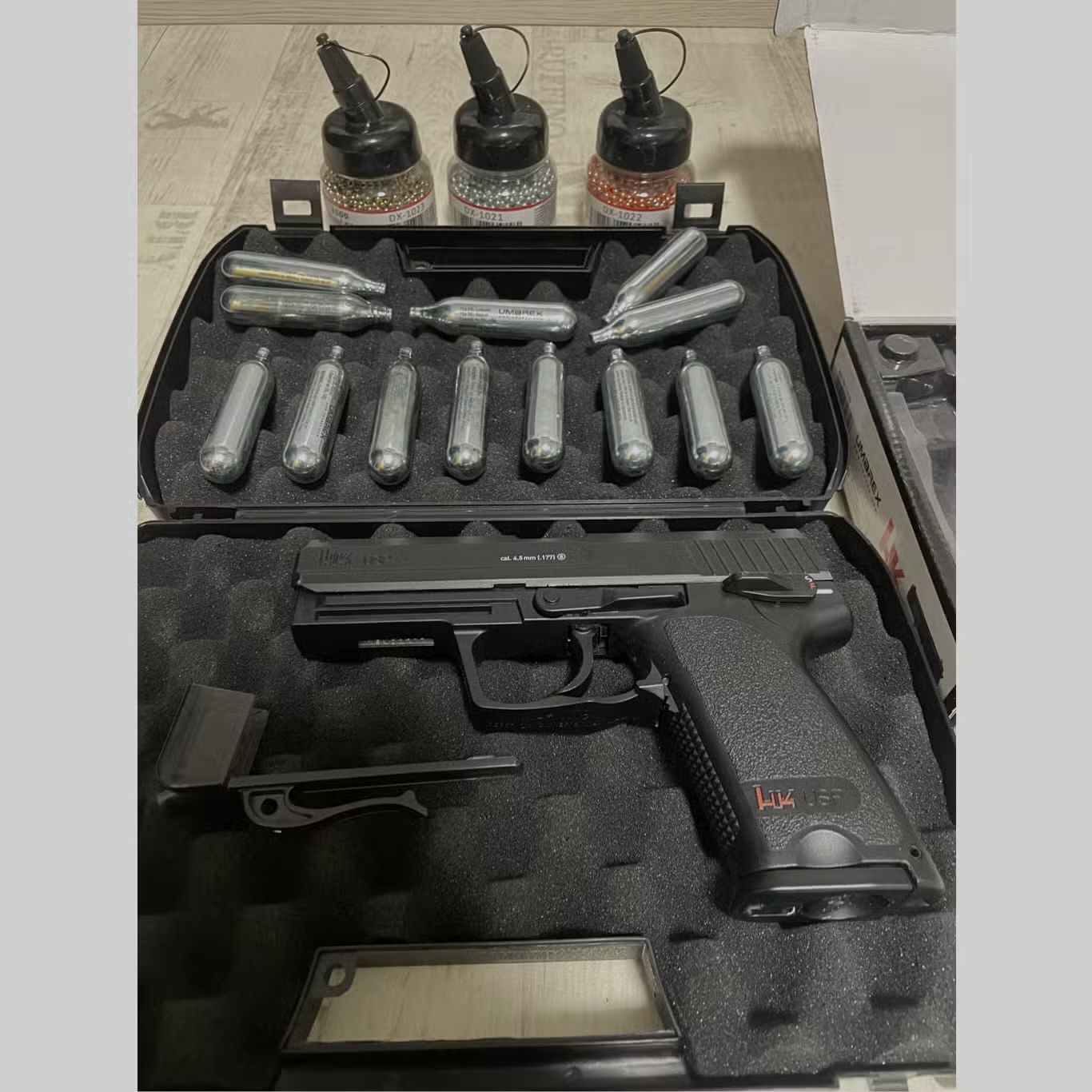Heckler & Koch USP 4,5 mm BB Co2-Pistole mit Zubehör 