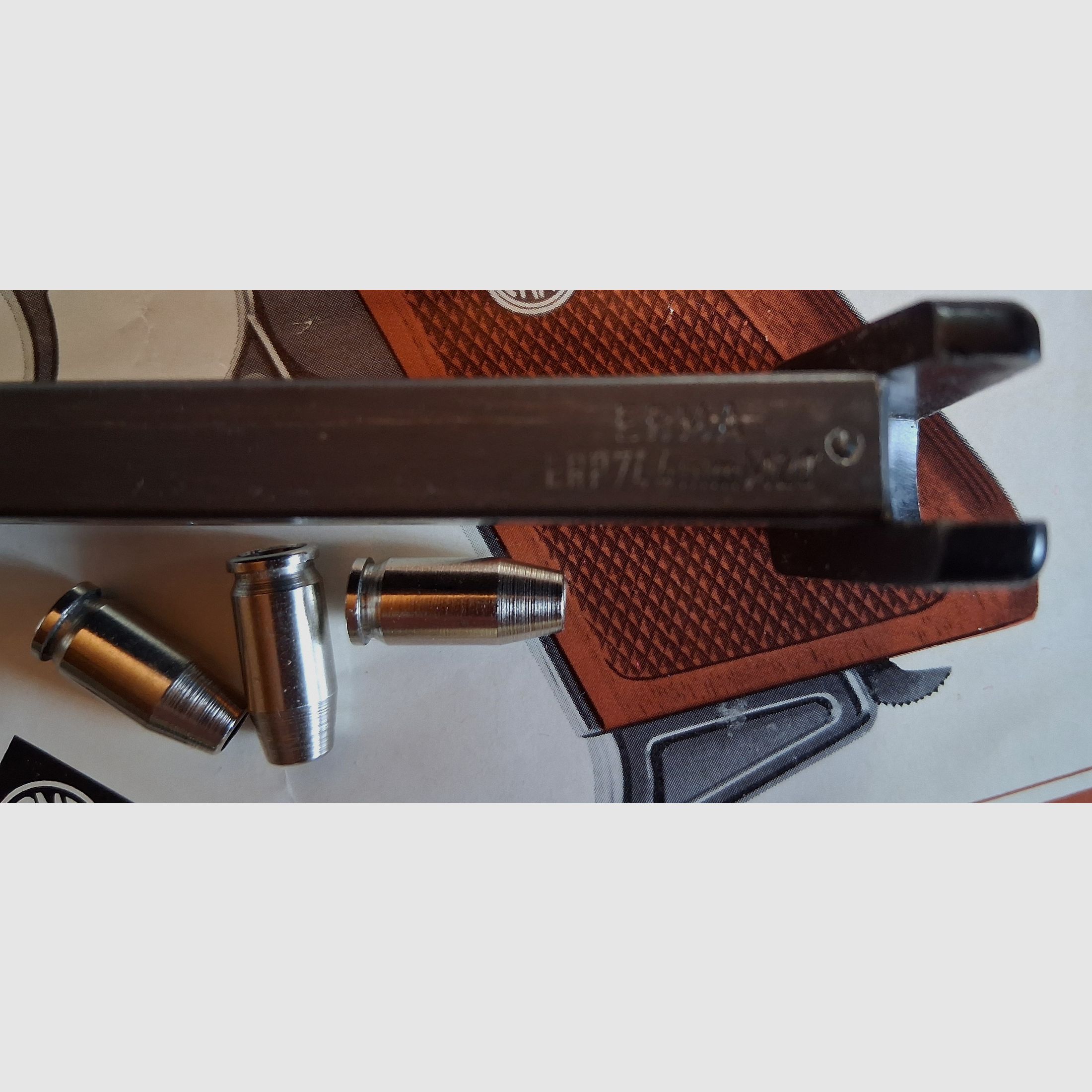 Magazynek 7-nabojowy do Erma ERP 74 nieużywany z trzema adapterami nabojów 4mm M20