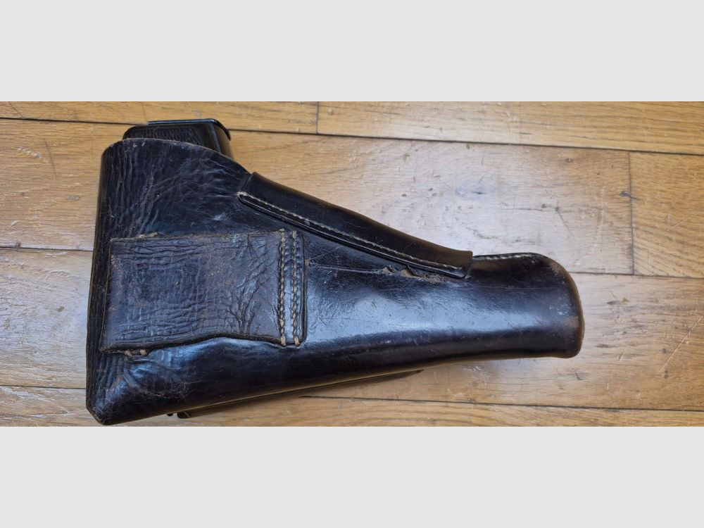 Schöner Browning GP 35 oder P640(b) / P35(b) – 9 para – Neueste Fertigung aus dem Sommer 1944 – Feste Visierung – Magazin gleicher Fertigung – Frost und Jahnel Holster aus Breslau von 1941 und 2. modernes Magazin – Guter Lauf, schöne Markierungen und einwandfreie Mechanik – Sehr schönes Exemplar in TBE / TBE+, Bild 27 von 28