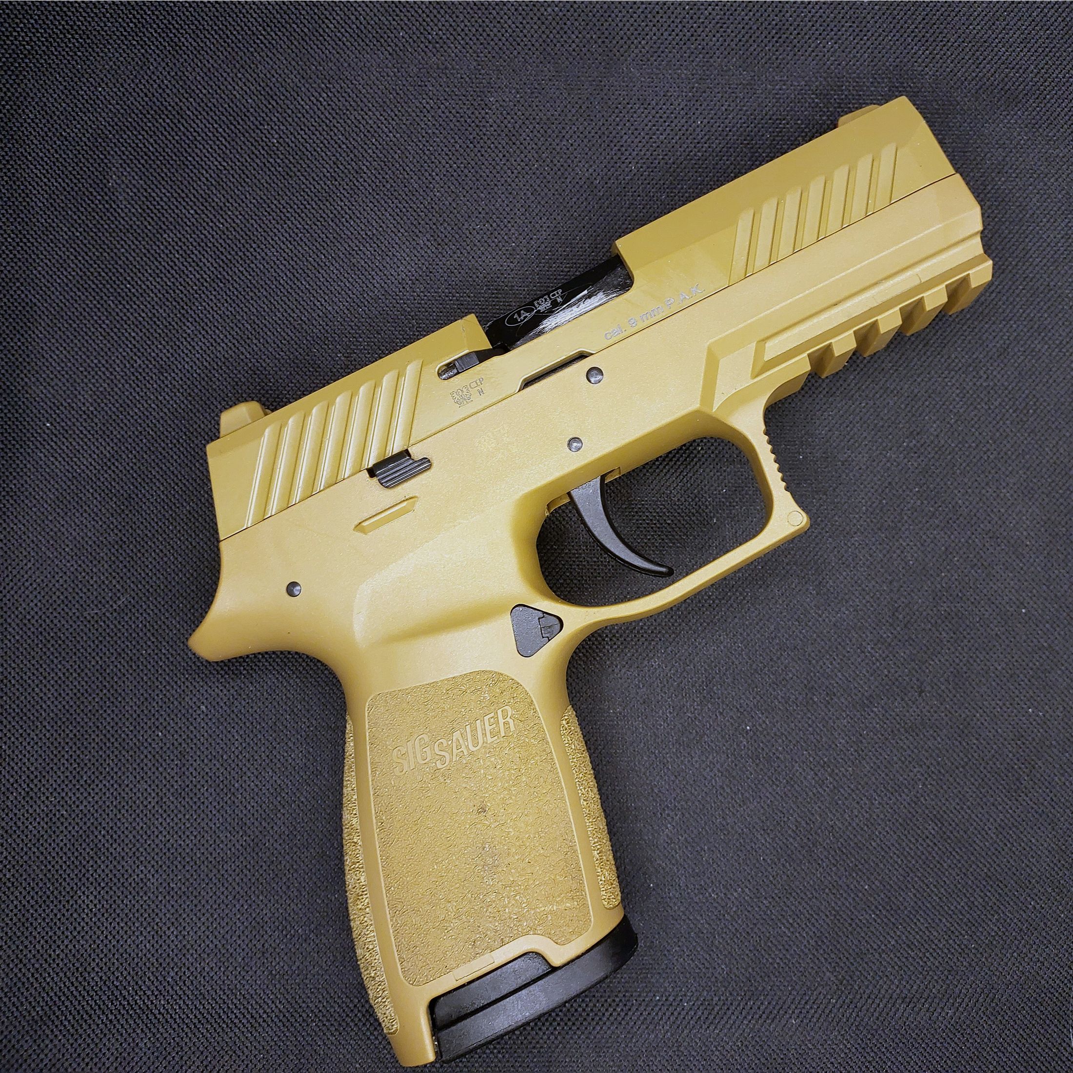 Sig Sauer P320 Schreckschusspistole im Kaliber 9 mm P.A.K. in der Tan / Dark Earth im originalen SIG-Koffer (PTB 1038)