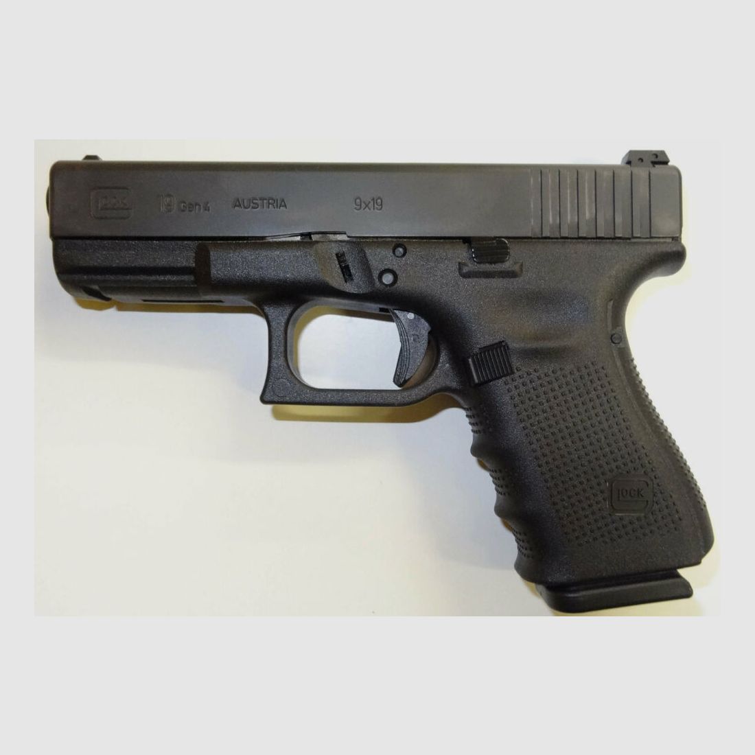 Glock pistol Glock 19 Gen4 in caliber 9mm Para (9x19) including accessories