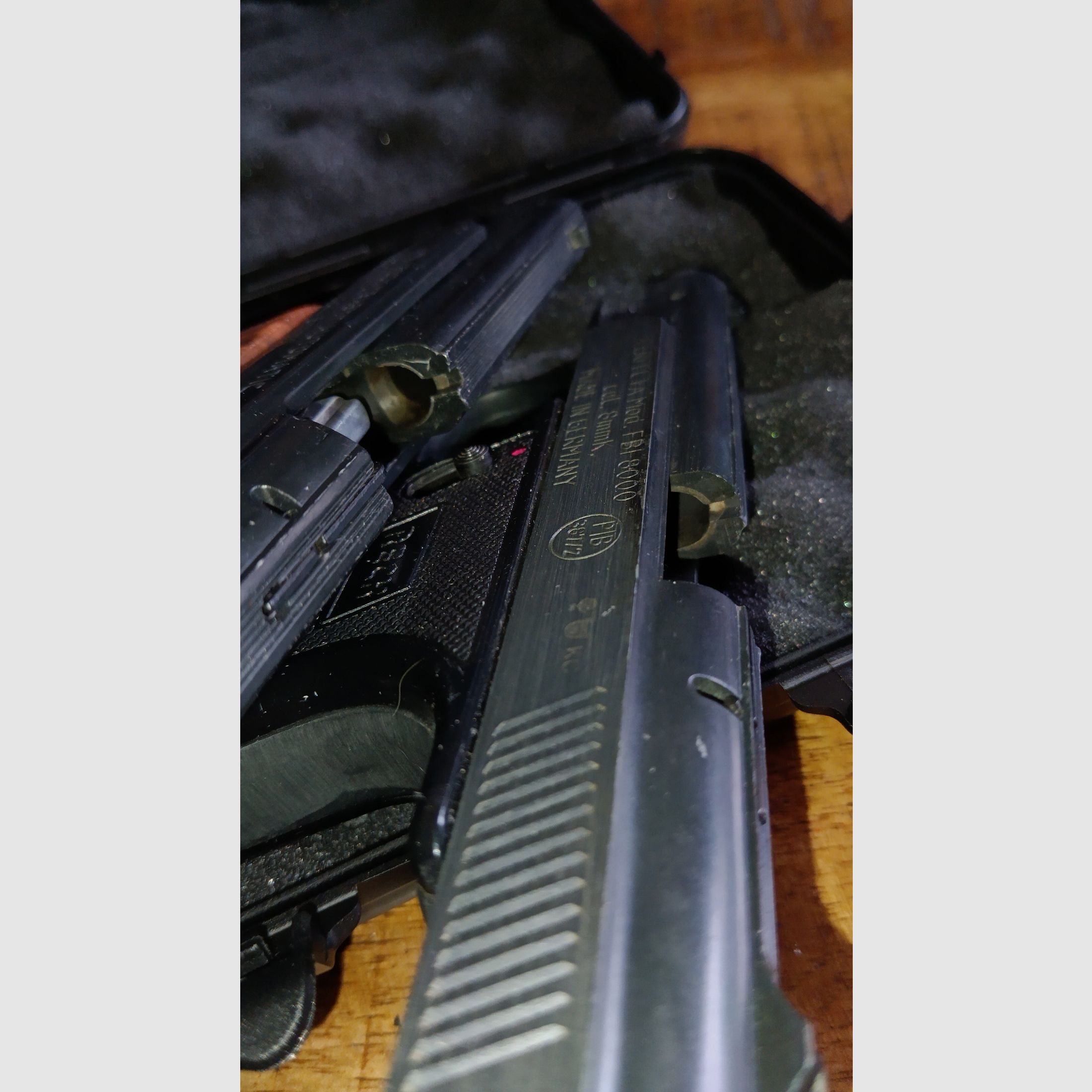 Zwei 8mm Pistolen mit Abschussbecher 