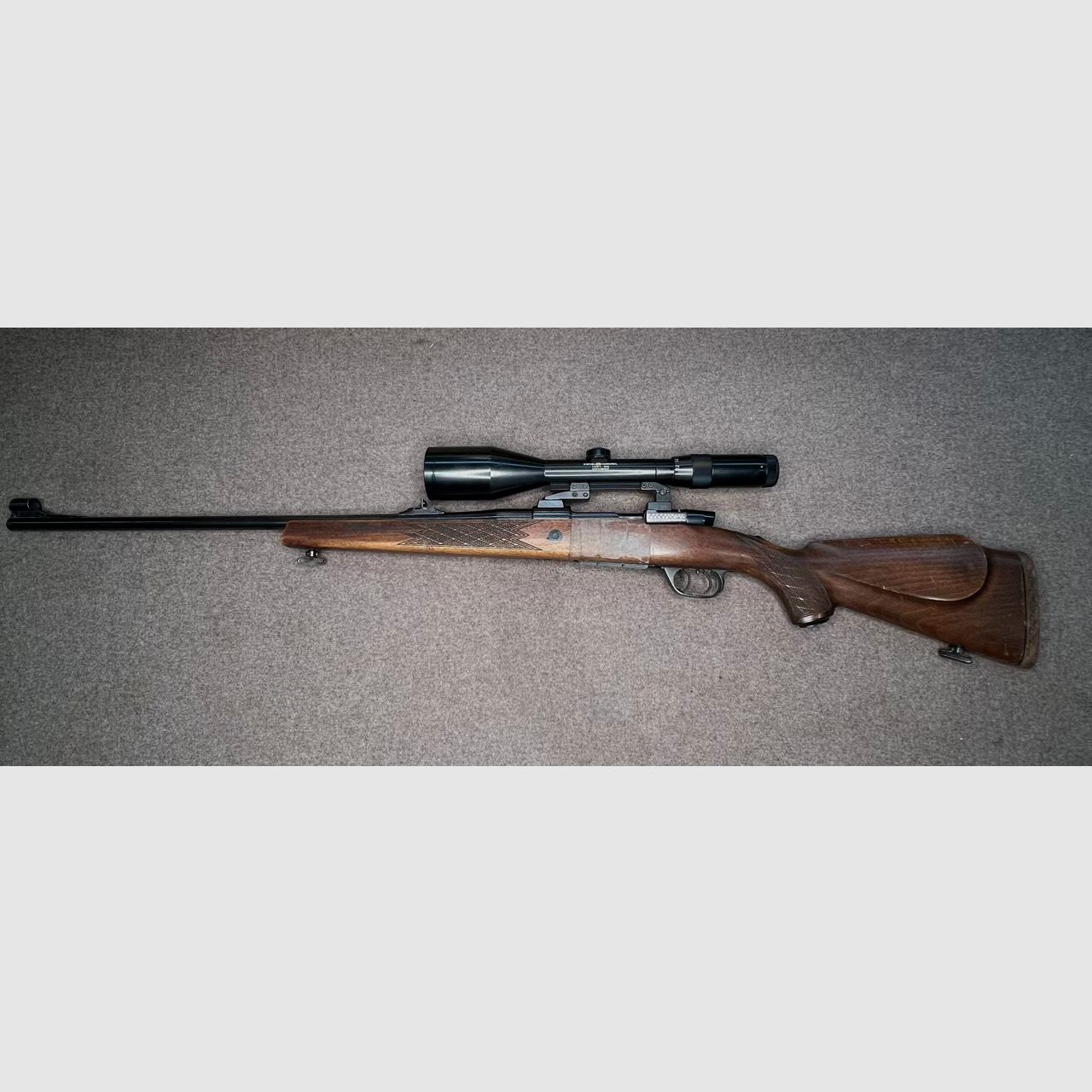 Rifle de cerrojo AKAH Saturn cal. 7x64 con visor