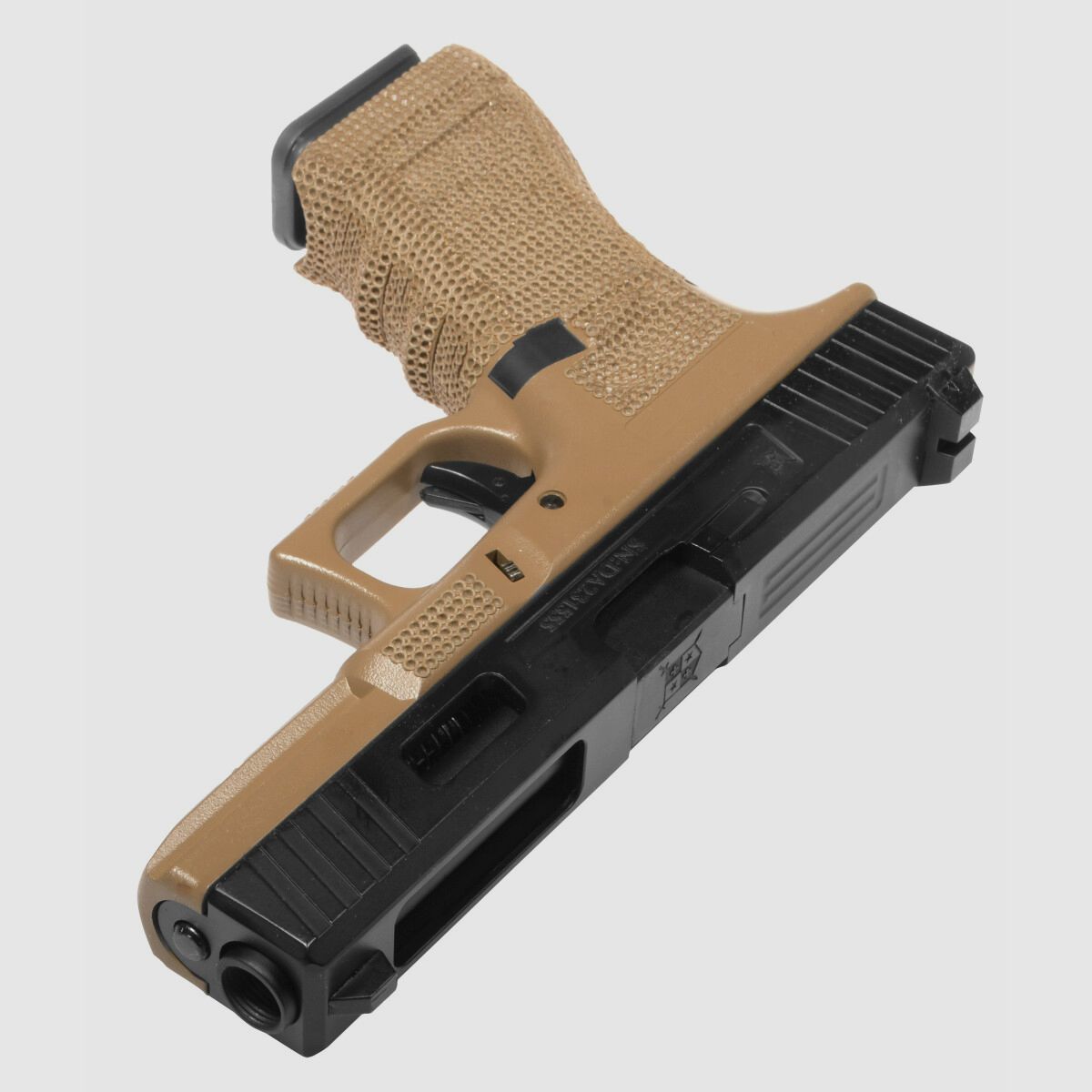 P02 GBB Airsoft Pistole in Tan | Delta Armory